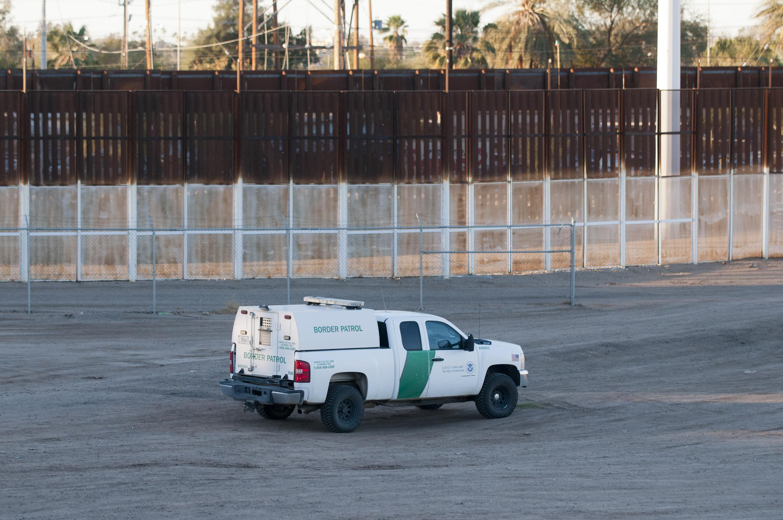 Fotografía de archivo que muestra las tres vallas fronterizas existentes entre Estados Unidos y México en Arizona. EFE/Gary Williams
