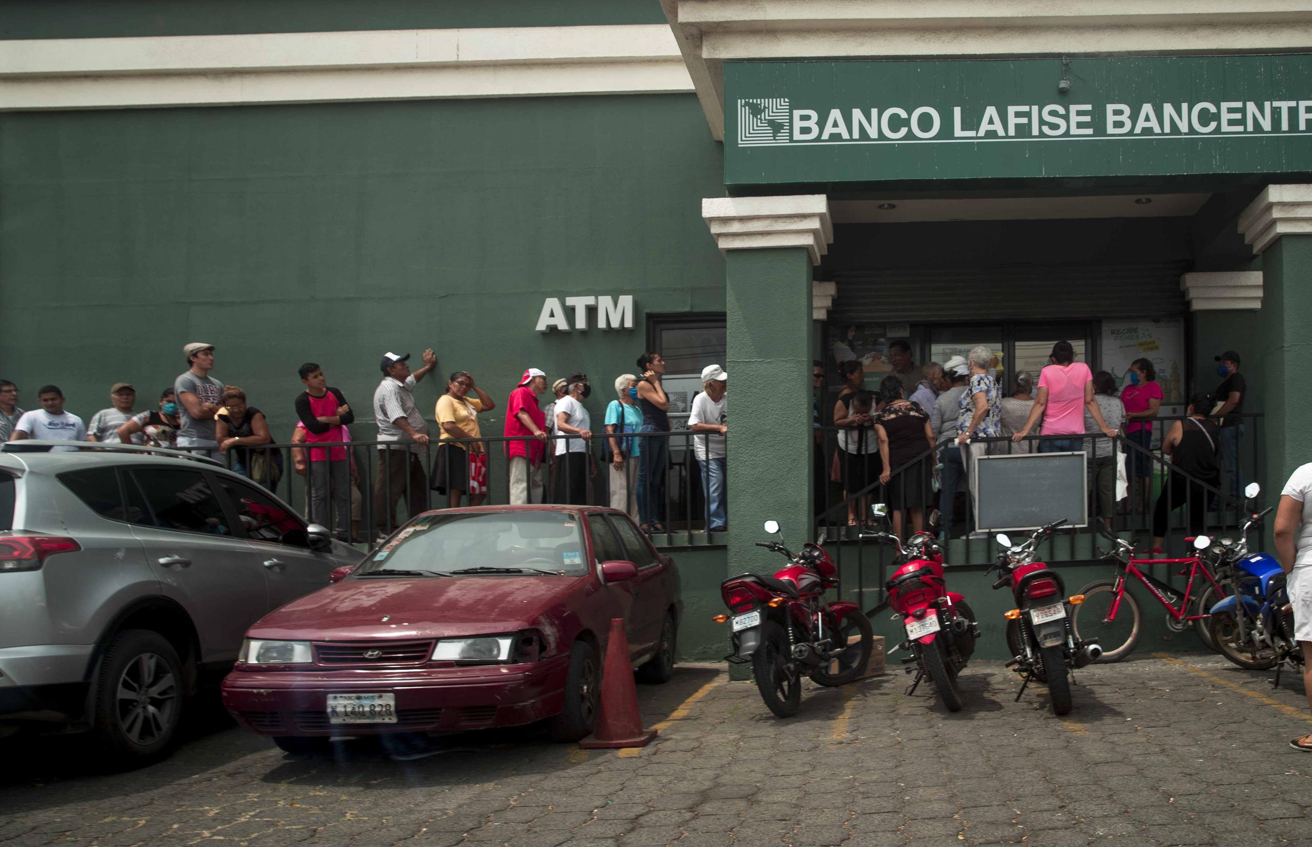 Los días 5 de cada mes unos 280,000 pensionados, tanto ancianos como personas con padecimientos crónicos que les impiden trabajar, son citados a los bancos de Nicaragua para retirar sus pensiones.