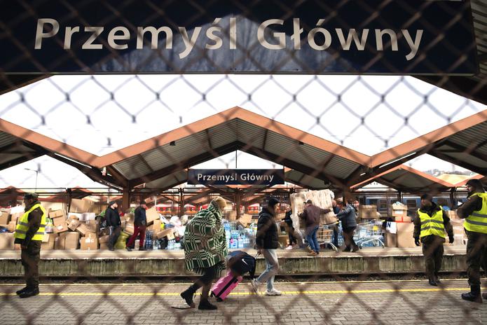 Llegada de refugiados ucranianos a la estación de Przemysl, en Polonia. (EFE/Borja Sanchez)