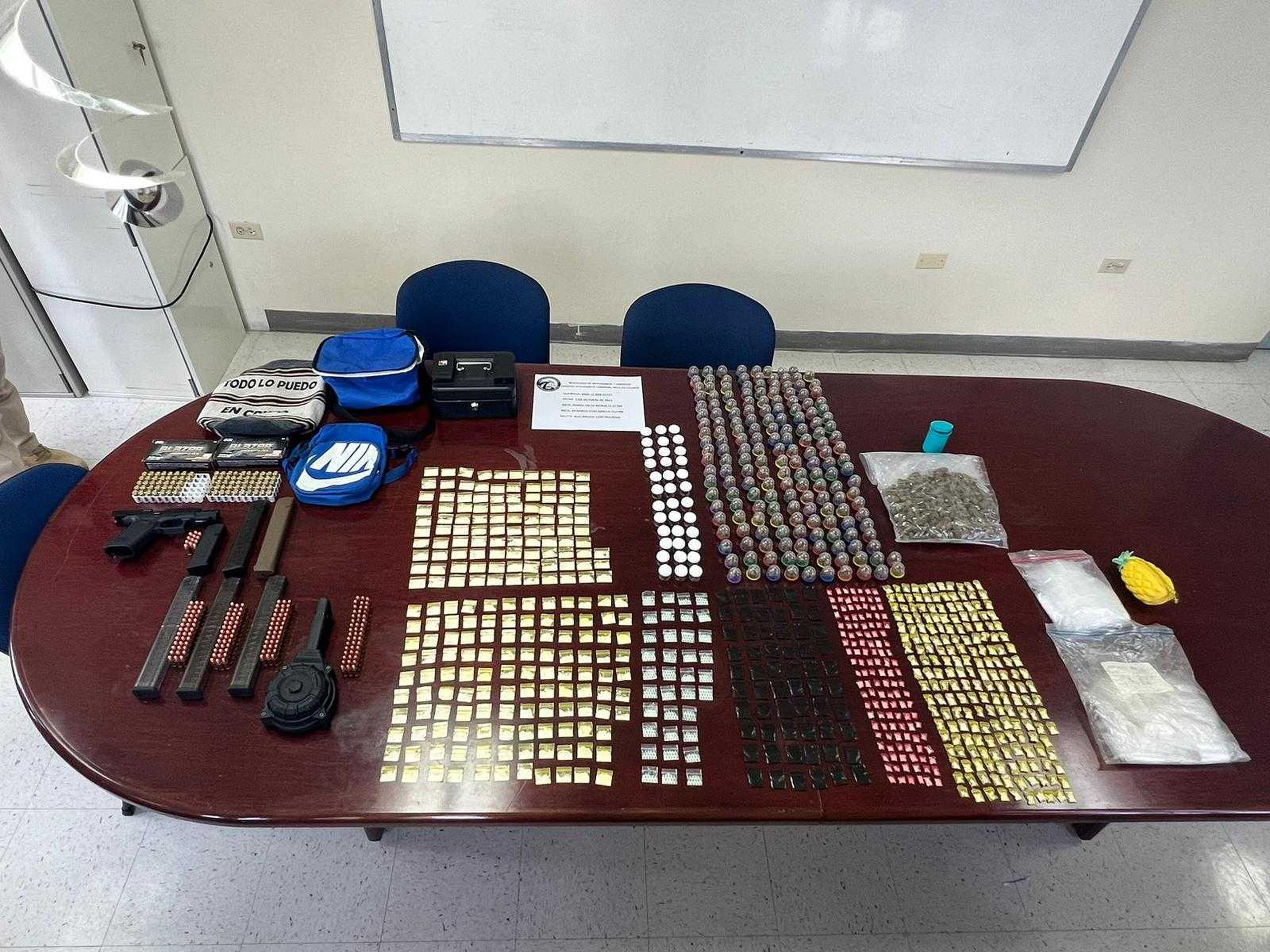 Autoridades confiscaron una pistola, municiones, drogas y parafernalia alusiva a armas de fuego en un orden de cateo en un residencial en Jayuya.