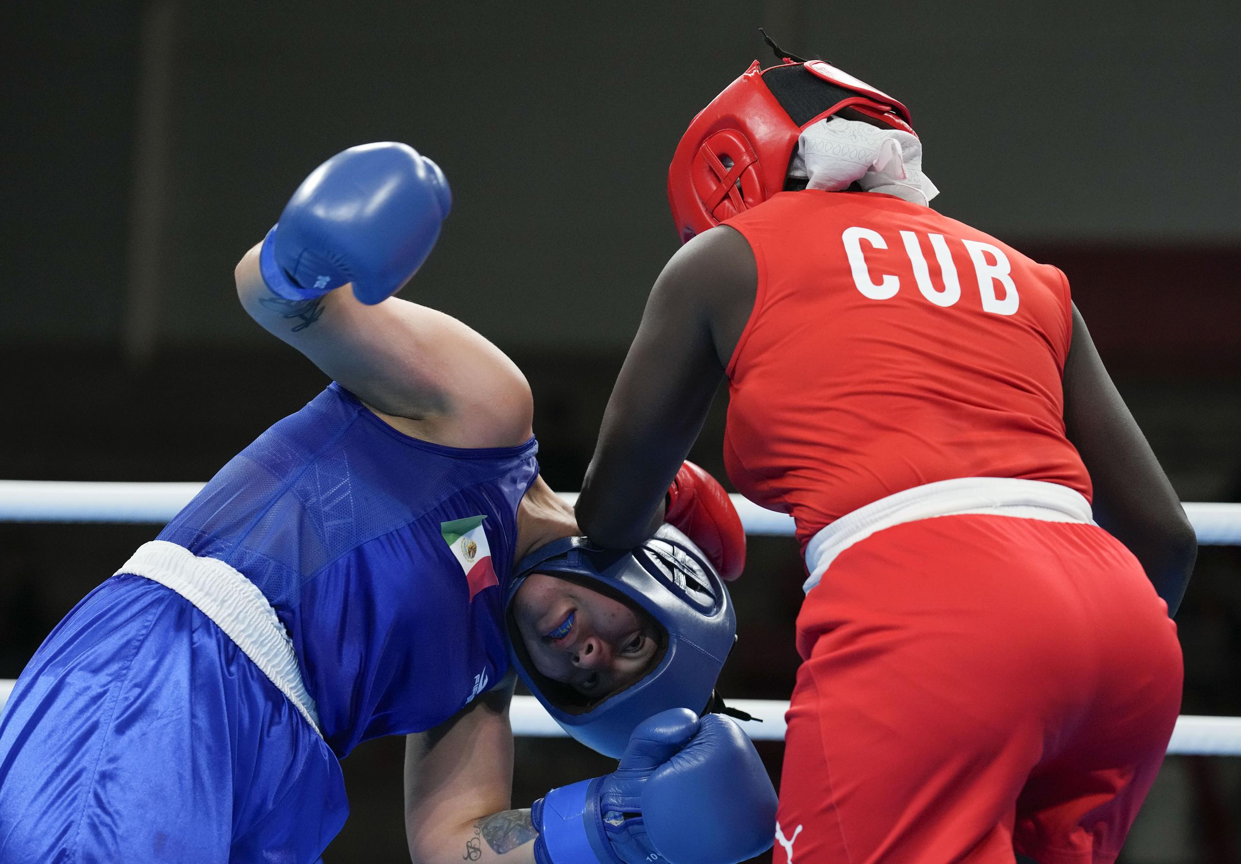 La mexicana Citlalli Ortiz, izquierda, pelea contra la cubana Yakelin Estornell durante un combate de la ronda preliminar de boxeo femenino de 75 kg.
