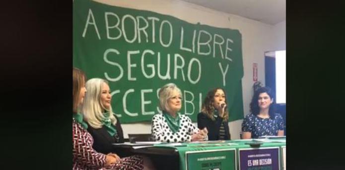 Durante la conferencia de prensa las simpatizantes con el movimiento usaron los pañuelos verdes. (Facebook)