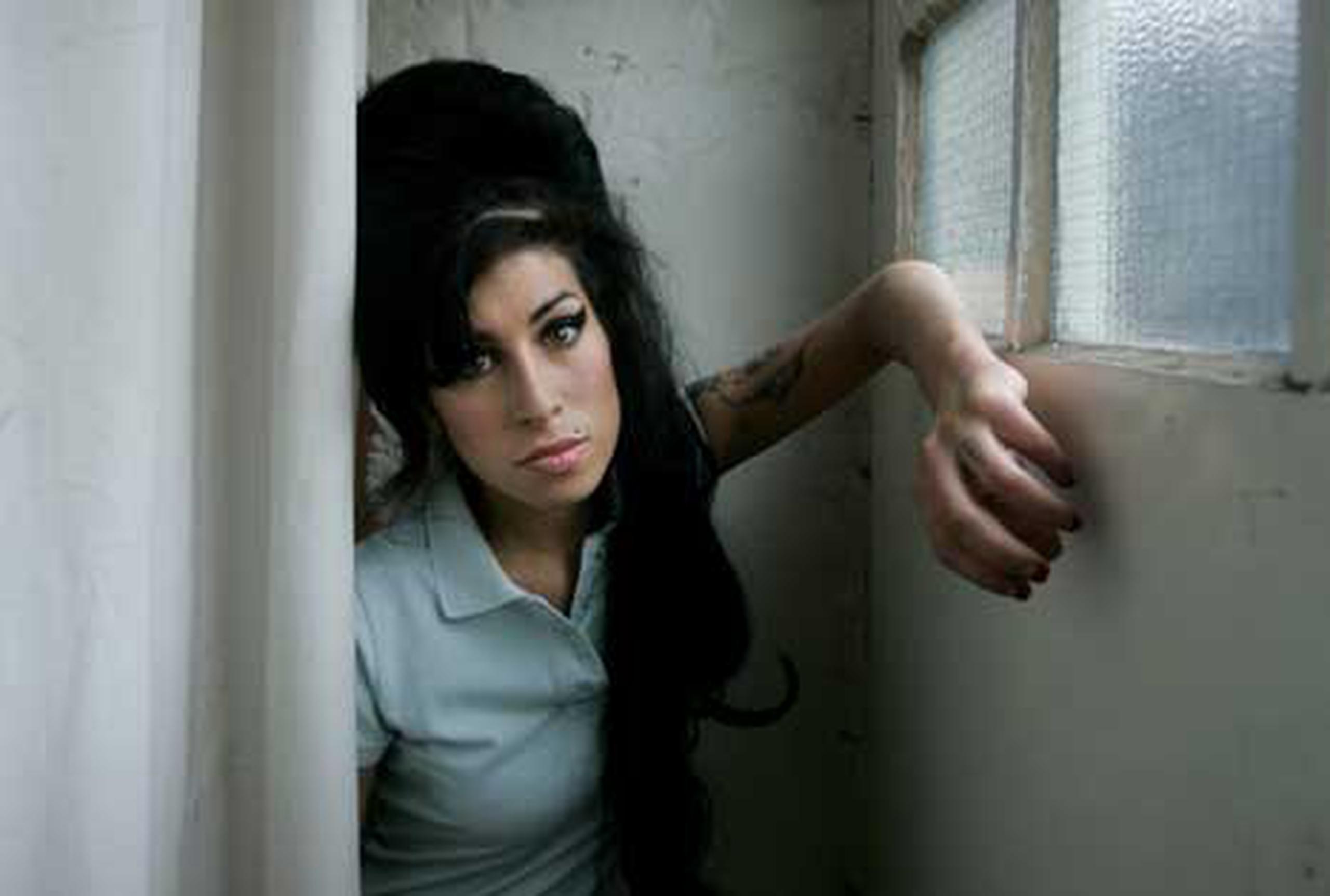 Al morir, Amy Winehouse tenía en su cuerpo más de cinco veces el límite permitido de alcohol para conducir. (AP/Archivo/Matt Dunham)