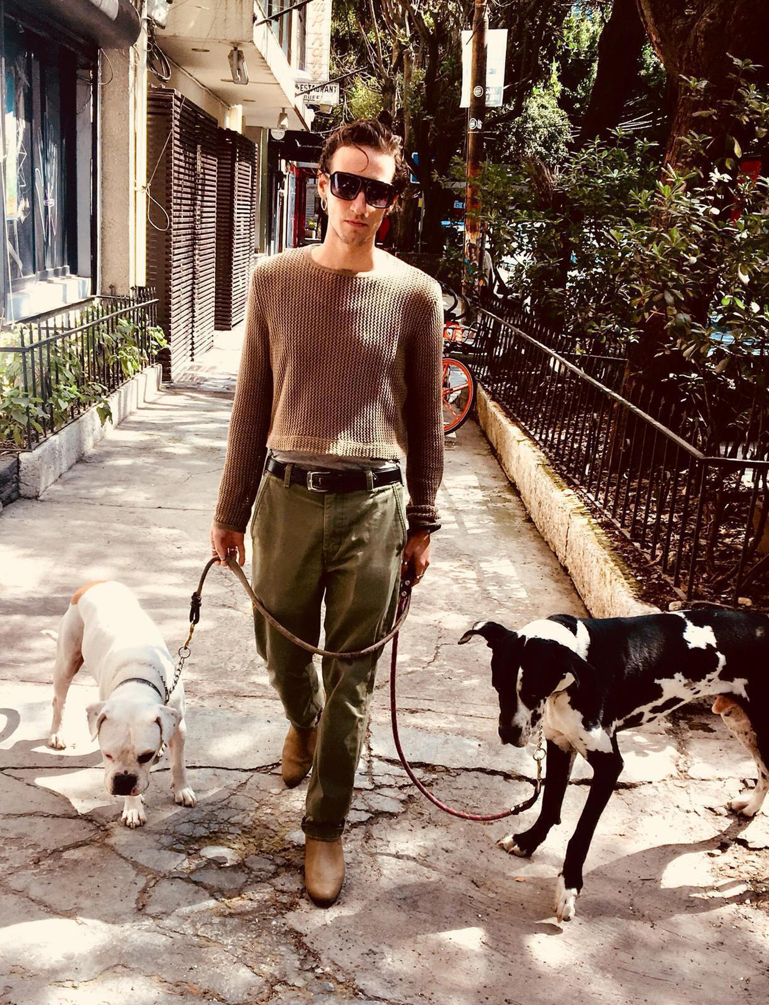 Pablo Fustec camina con sus perros Sasha, a la derecha, y Felipe, en la ciudad de México