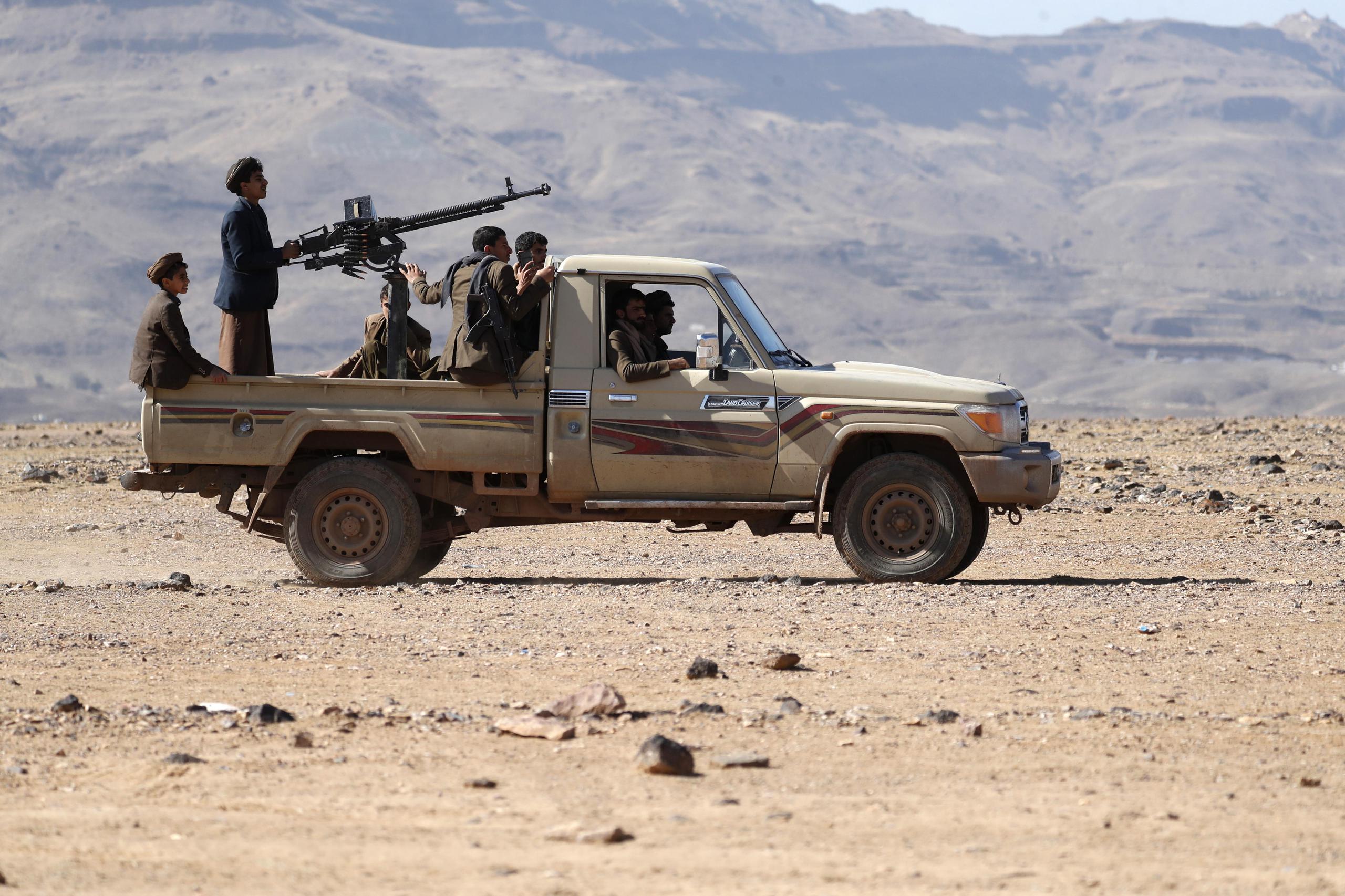 Un vehículos con tropas de los hutíes durante un encuentro para combatientes recientemente reclutados, este 22 de enero de 2024. EFE/Yahya Arhab
