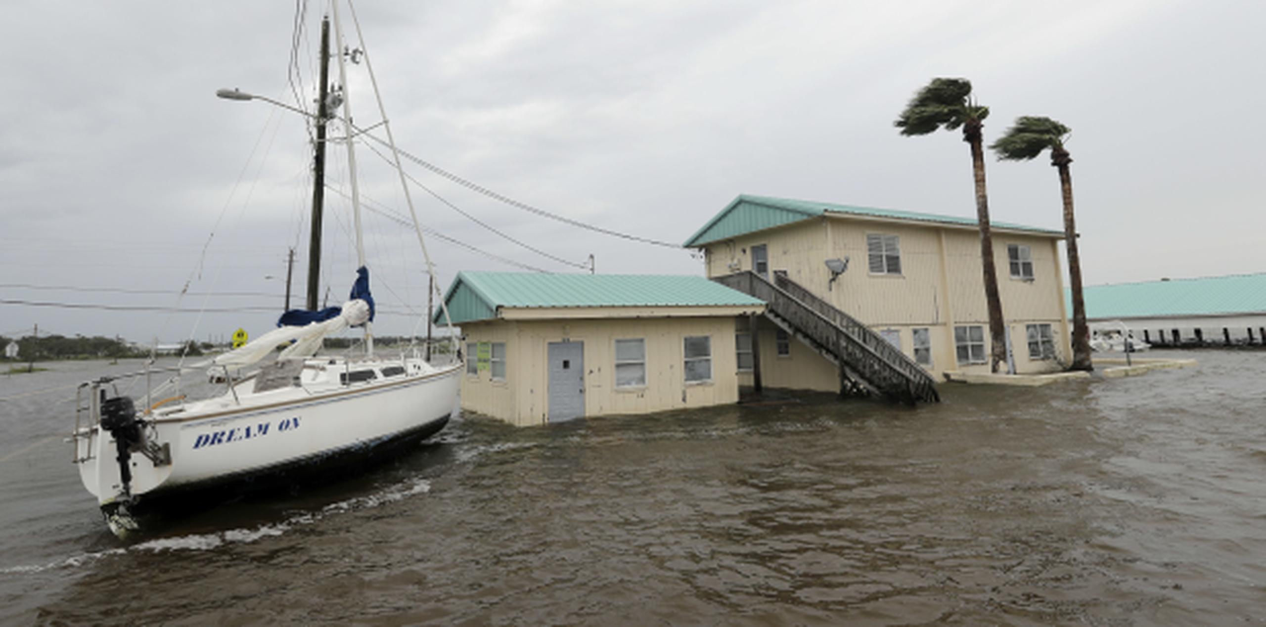 Los huracanes casi siempre pierden fuerza rápidamente después de tocar tierra y alejarse de las aguas cálidas que alimentan sus vientos. (AP / David J. Phillip)
