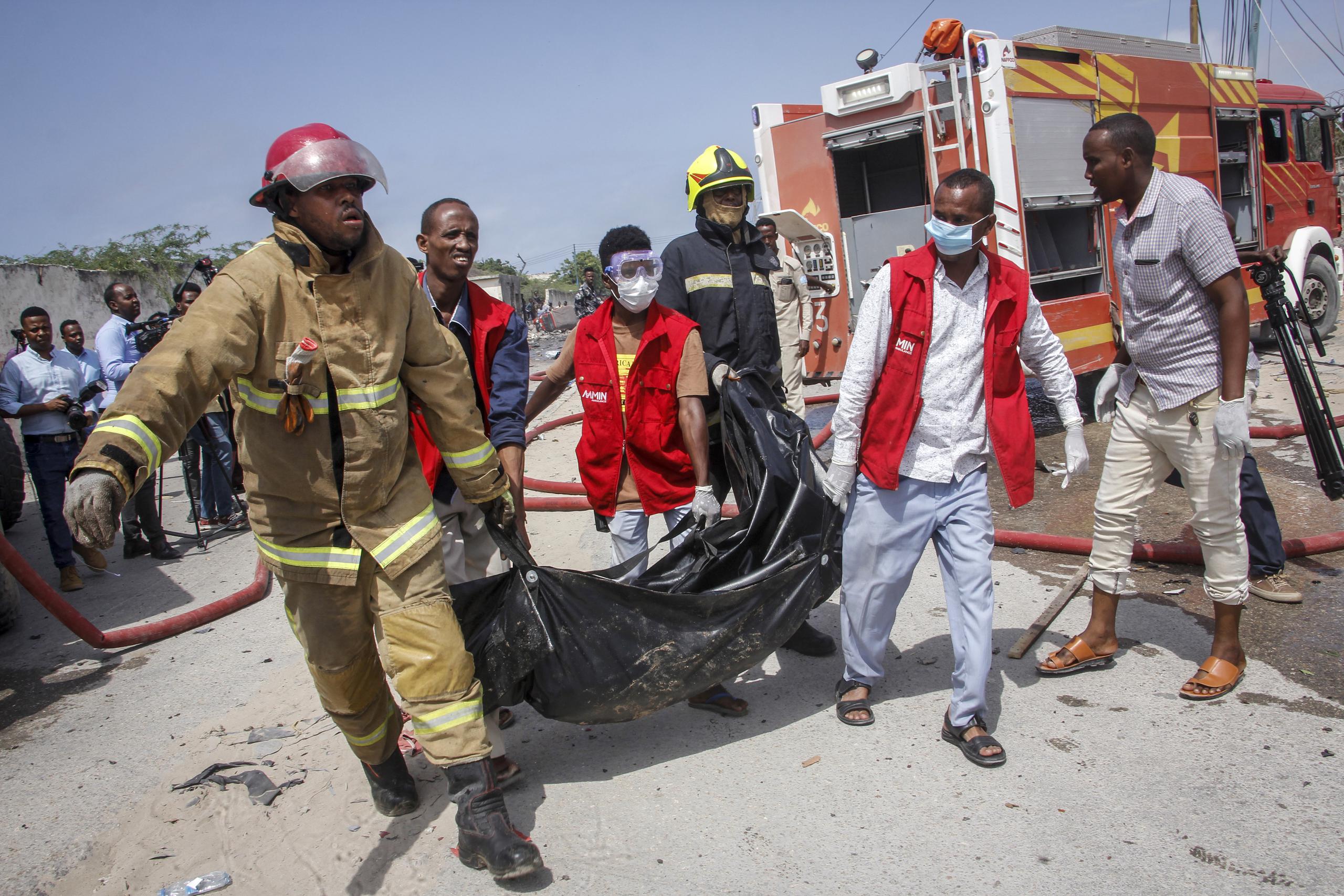 Bomberos y civiles se ocuparon de atender a las víctimas en Mogadiscio.