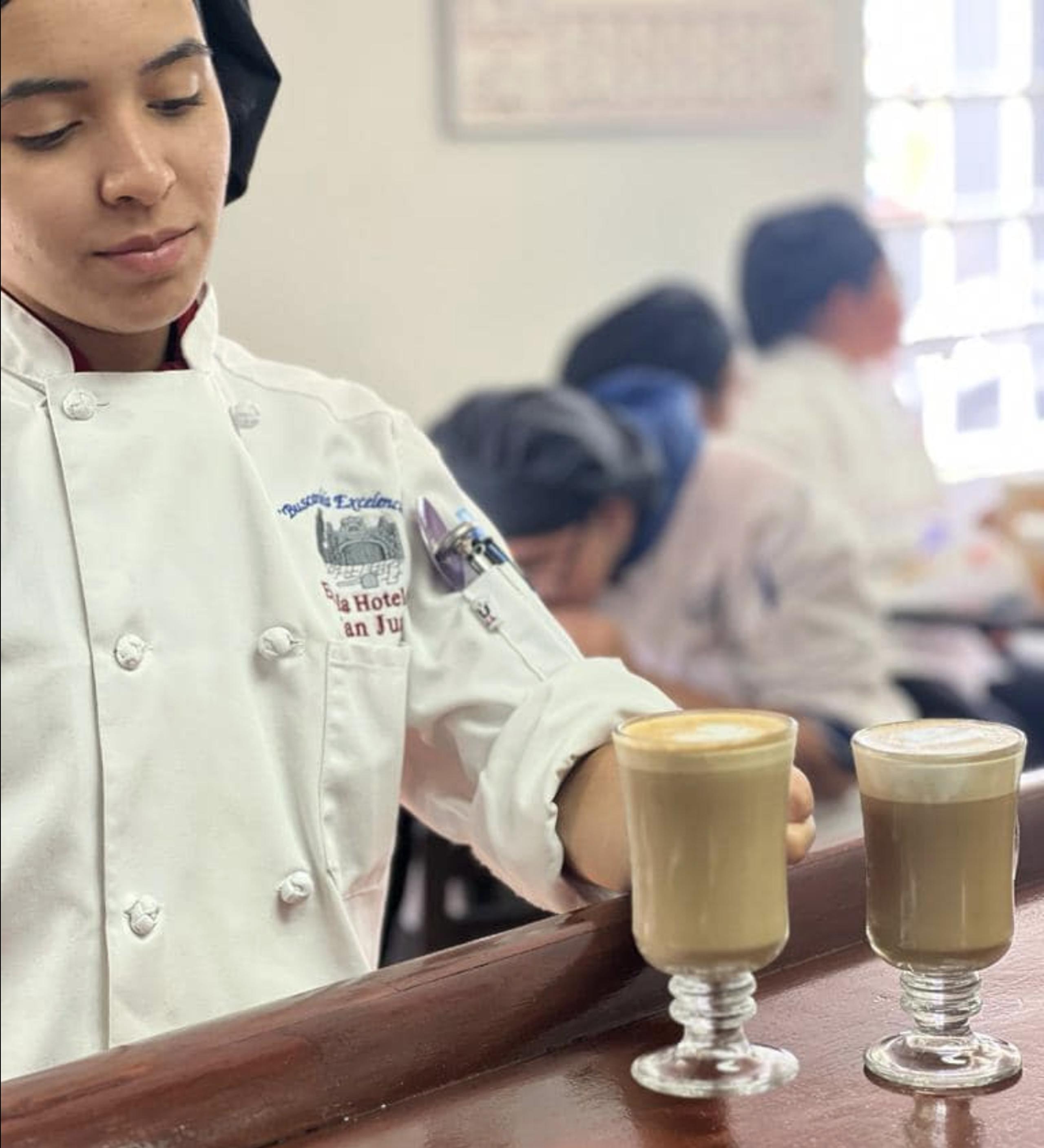 En la Hotelera, técnicas innovadoras y de vanguardia como Barista –con el auge del café– y Bartender –con la afamada mixología–, son parte de los currículos de ambos programas.