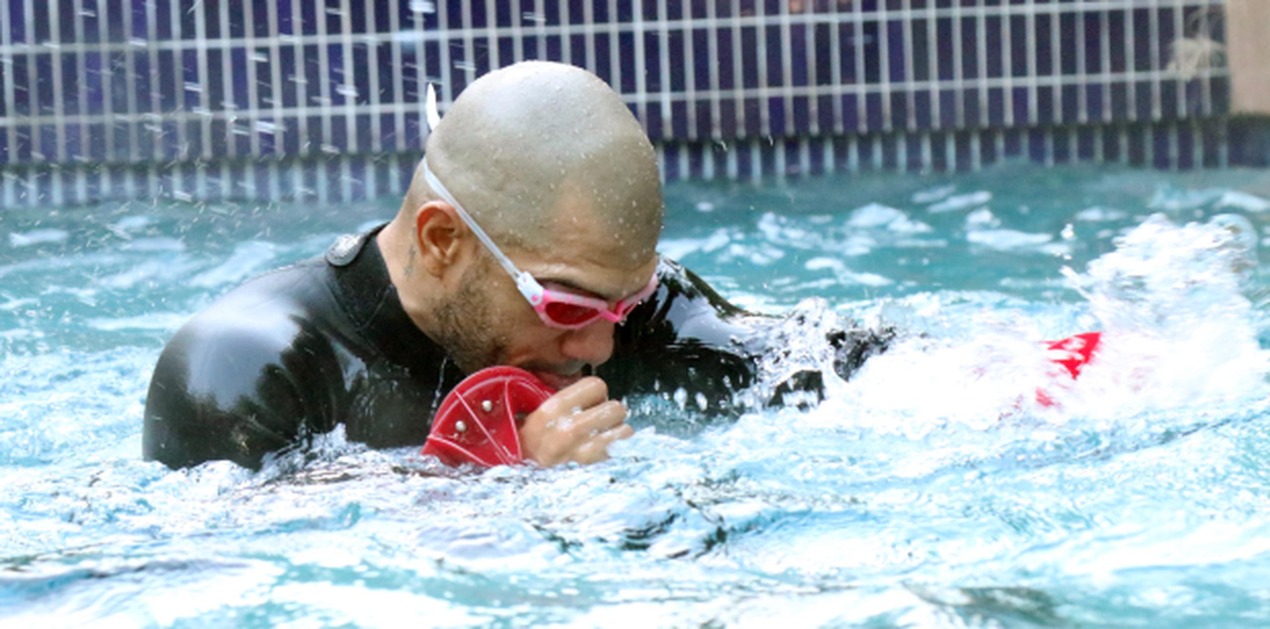 Como parte de su rutina de preparación, Miguel Cotto hace ejercicios en una piscina usando unos aditamentos especiales. (Suministrada / MCP)