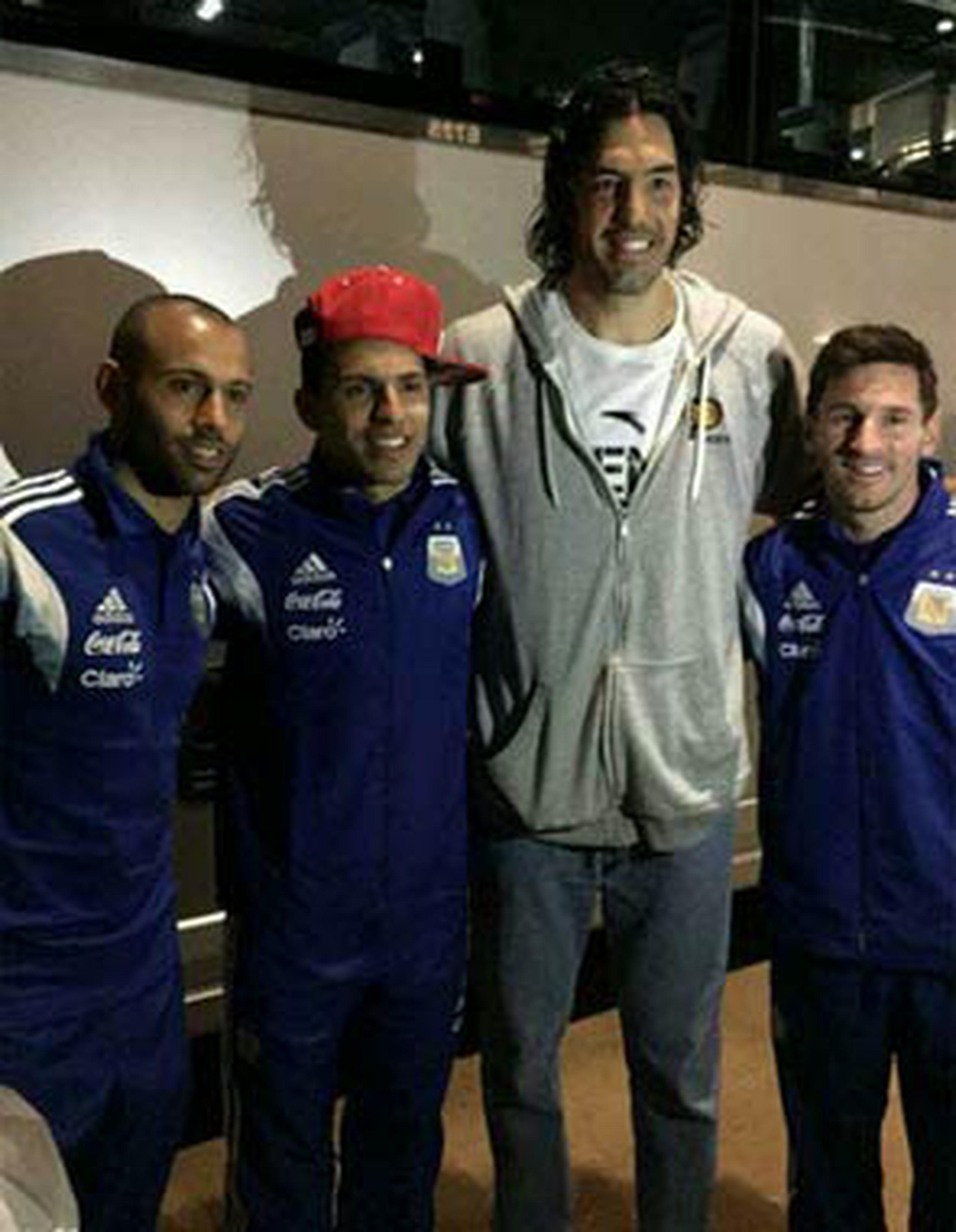 Scola publicó una foto en su cuenta de Twitter junto con Messi, Mascherano y Sergio “Kun” Agüero en la que se puede apreciar las diferencias de estatura entre los futbolistas y el baloncelista.