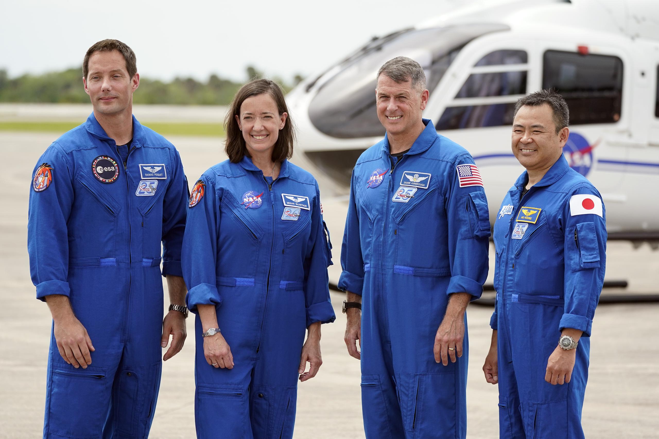Los miembros de la Tripulación 2 de SpaceX, de izquierda a derecha, el astronauta de la Agencia Espacial Europea, Thomas Pesquet; los astronautas de la NASA, Megan McArthur y Shane Kimbrought, y el astronauta de la Agencia de Exploración Aeroespacial de Japón, Akihiko Hoshide, se reunieron en el Centro Espacial Kennedy en Cabo Cañaveral.