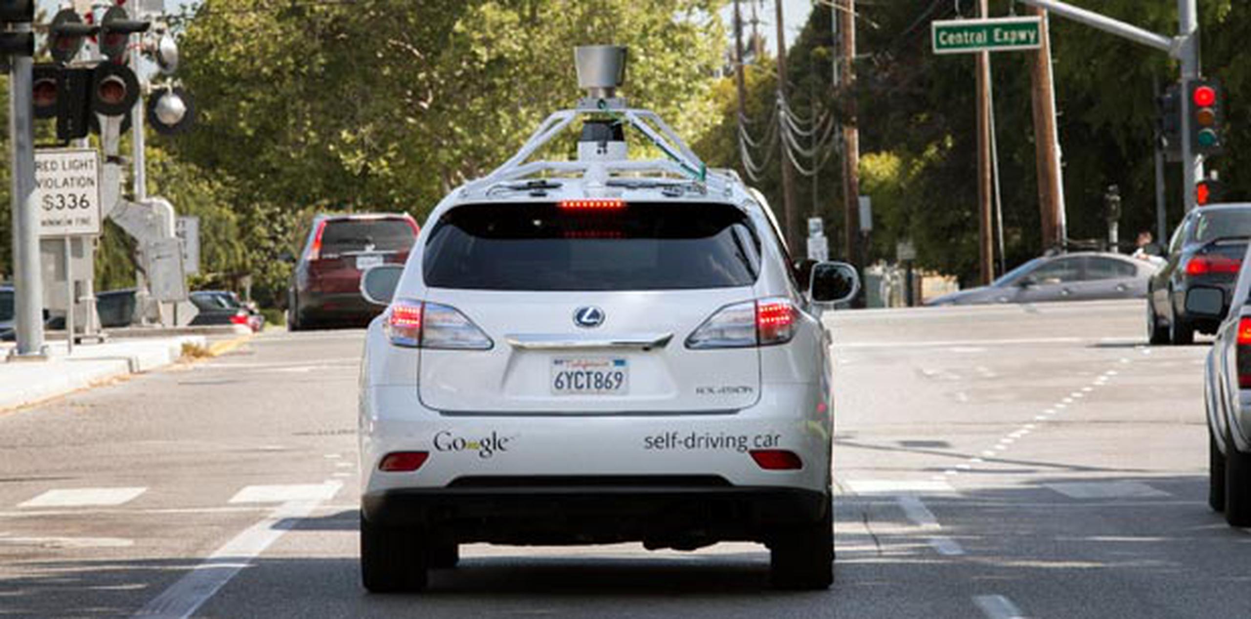 La foto muestra un auto sin conductor Google transitando una calle en Mountain View, California. (AP / Google)