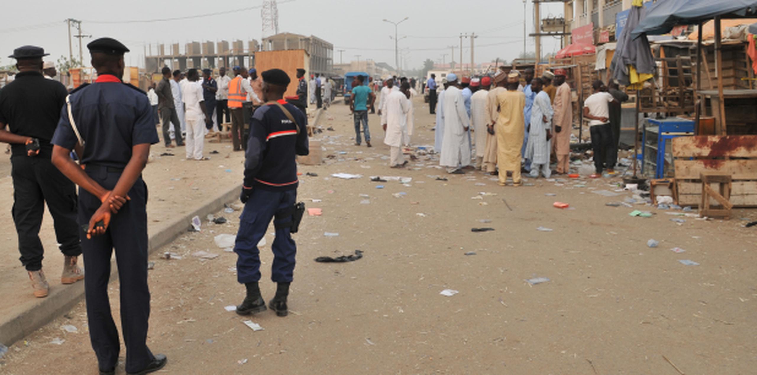 Policías observan un área donde se protagonizó un reciente atentado suicida de Boko Haram. (AP)