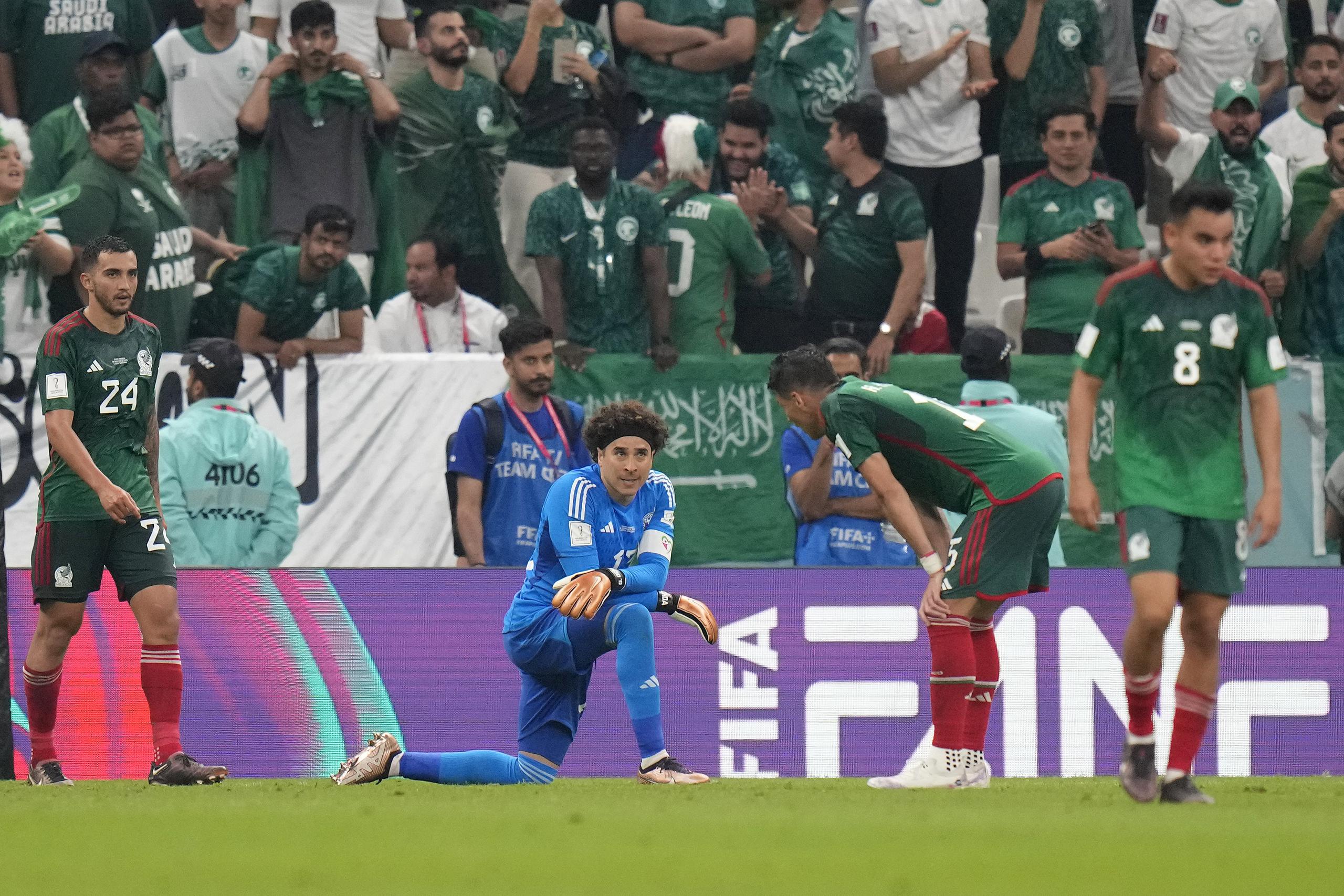 Memo Ochoa reacciona con decepción luego que no pudo contener un gol de Arabia Saudí en los minutos finales del partido.