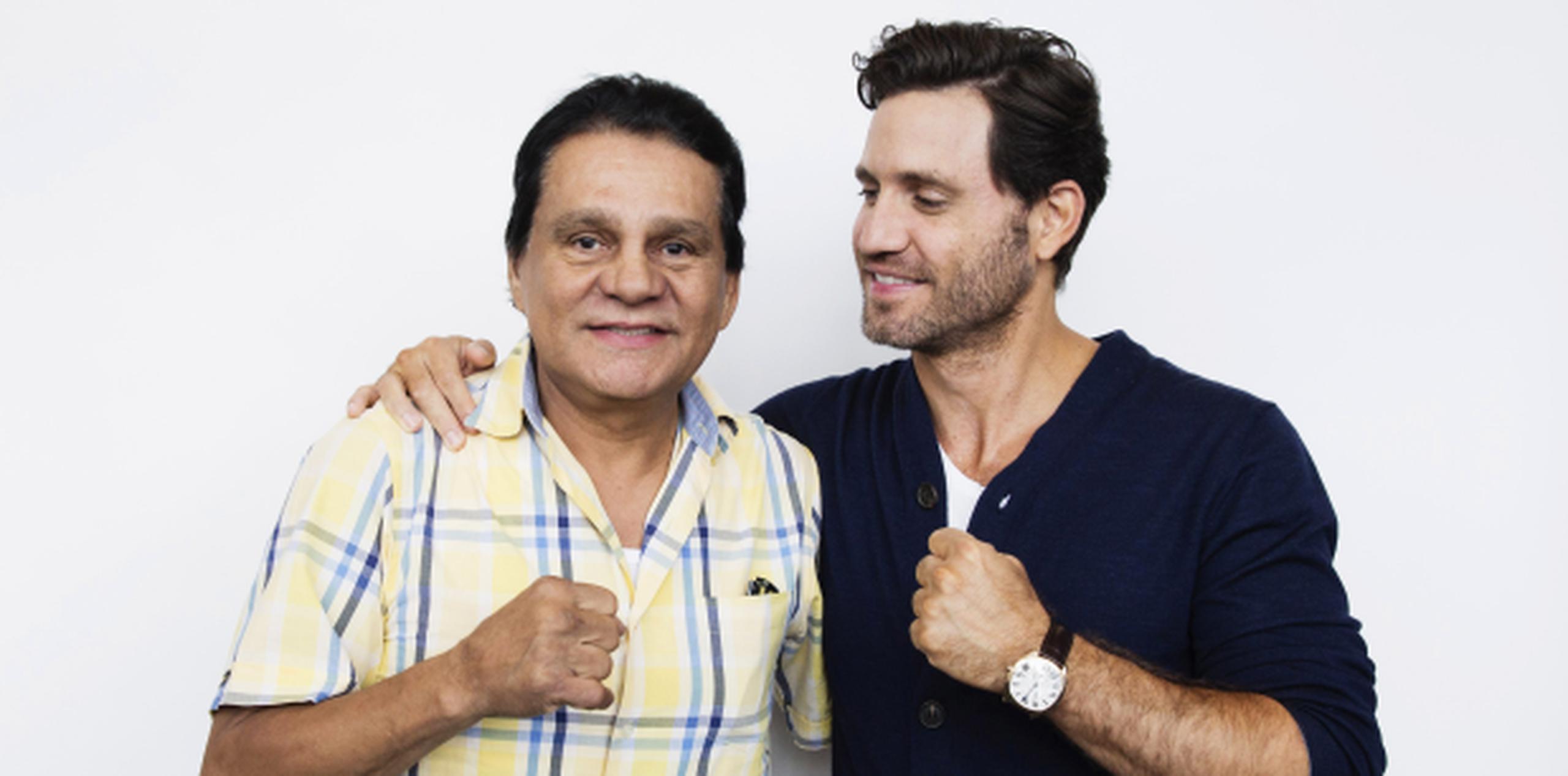 Roberto Durán, a la izquierda, posa con el actor que lo encarna en la cinta, Edgar Ramírez. (AP)