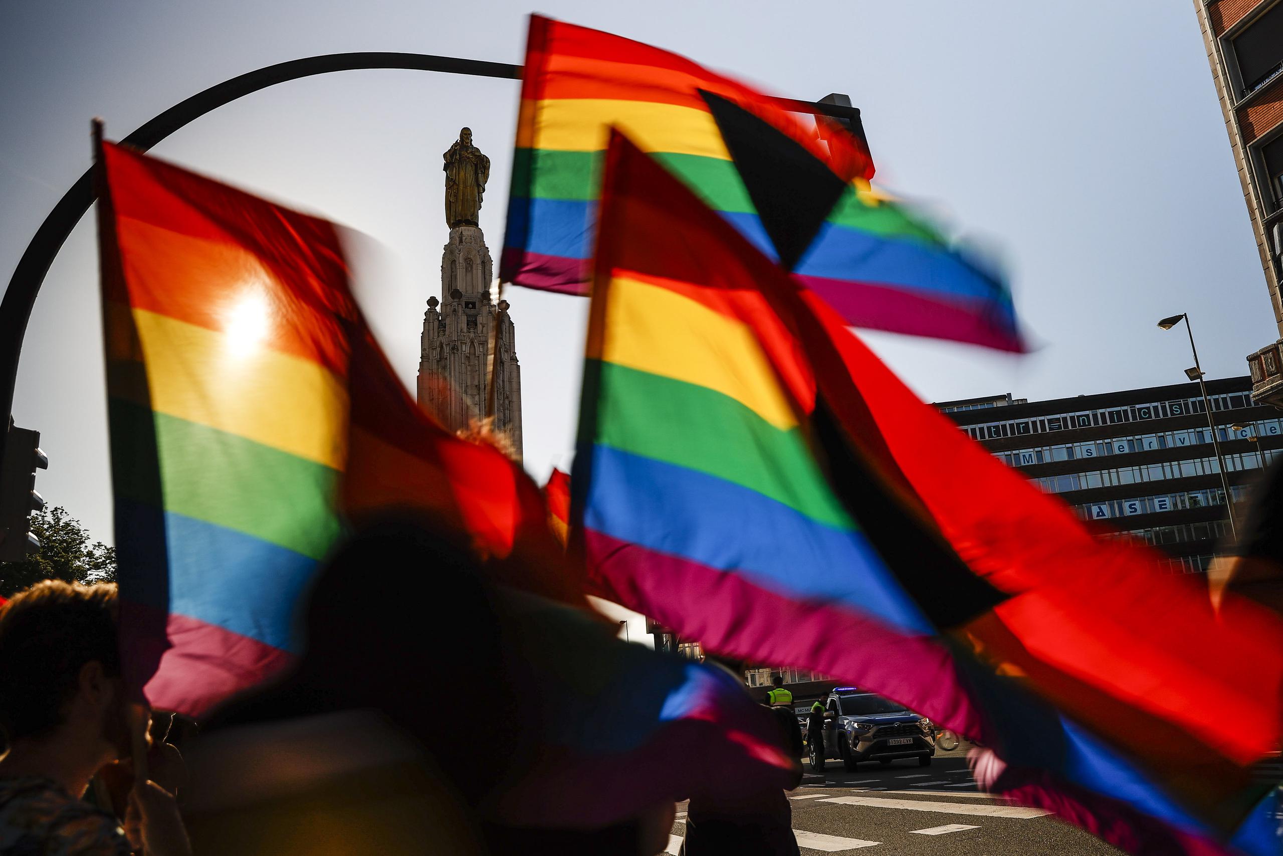 Las manifestaciones del Día del Orgullo se pueblan de símbolos como las banderas del arco iris que representan la convivencia en la diversidad. (EFE/Miguel Toña)