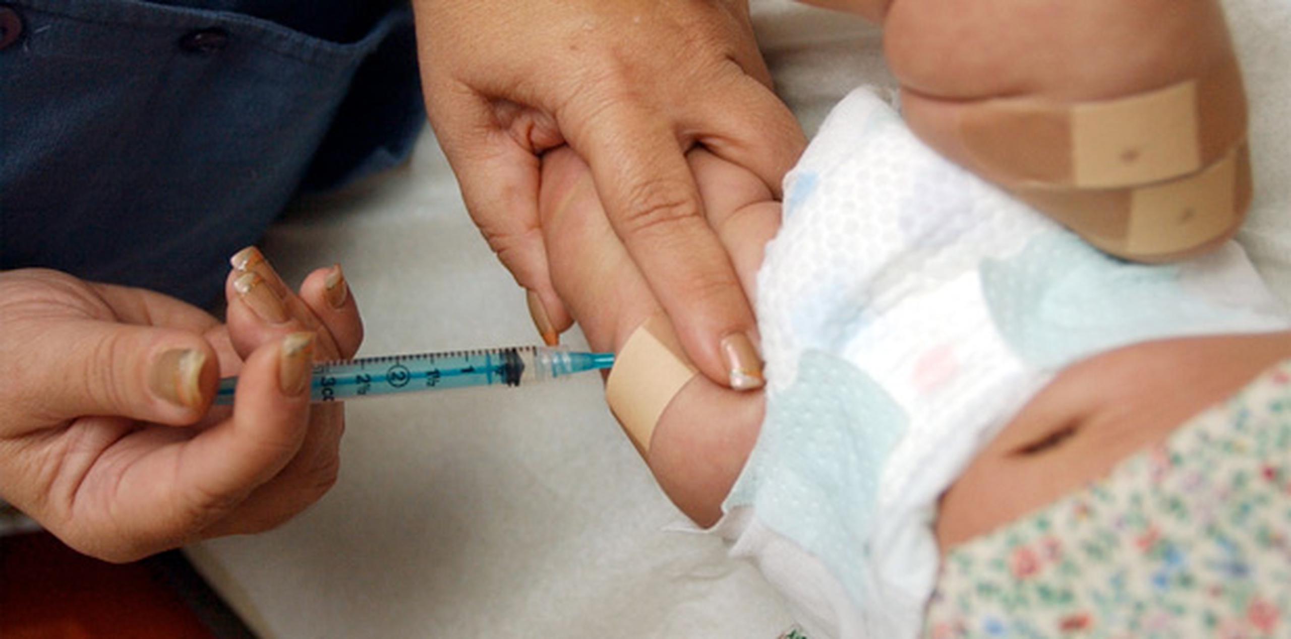 La Academia Estadounidense de Pediatría indica que los médicos deben resaltar la importancia de la vacunación durante las consultas. (Archivo)