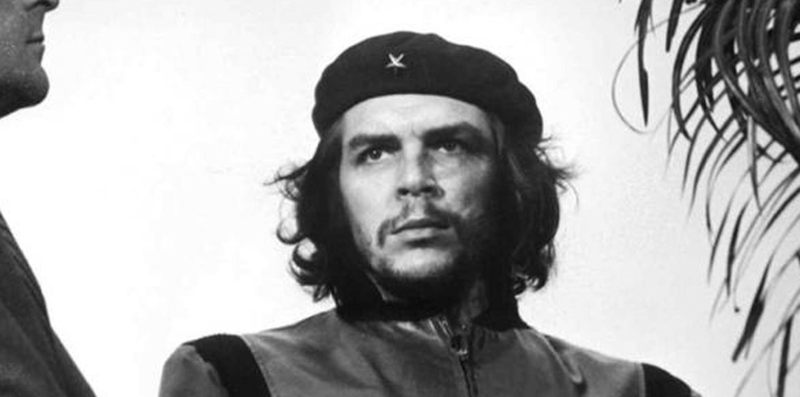 La imagen es el 5 de marzo de 1960 en la que se ve a Ernesto Guevara con la boina negra mirando el cortejo fúnebre. (Foto El Comercio)
