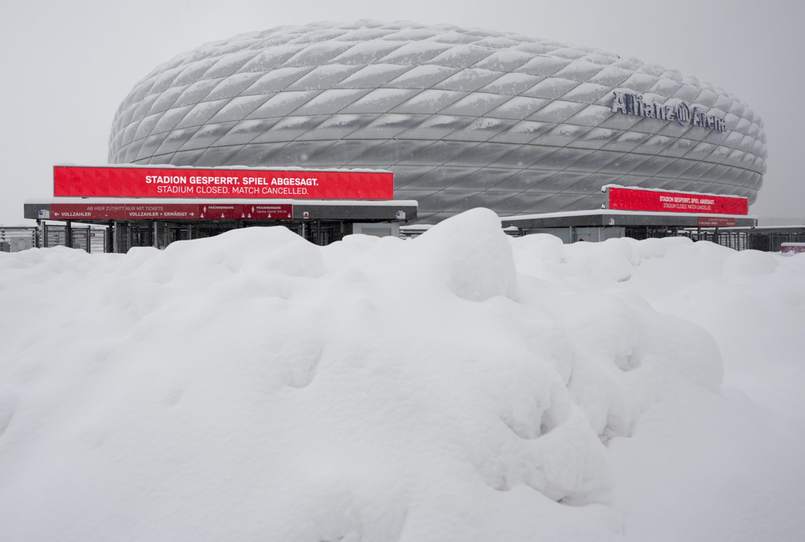 El Estadio Allianz en Munich tras la intensa nevada al sur de Alemania con el letrero "Estadio cerrado.