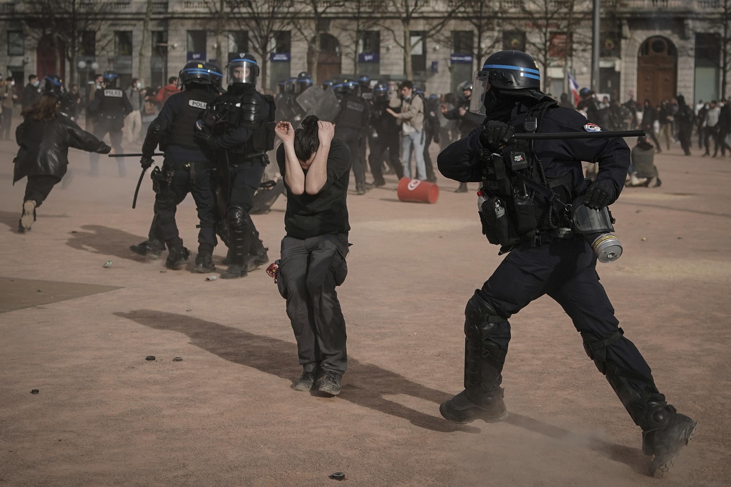 Policías se enfrentan con manifestantes durante una marcha en Lyon, centro de Francia, el jueves 23 de marzo de 2023. (AP)