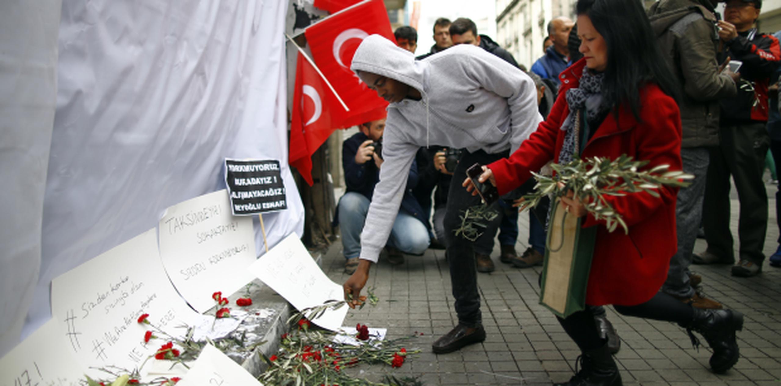 Ciudadanos colocan flores en el lugar del atentado en Turquía. (AP)