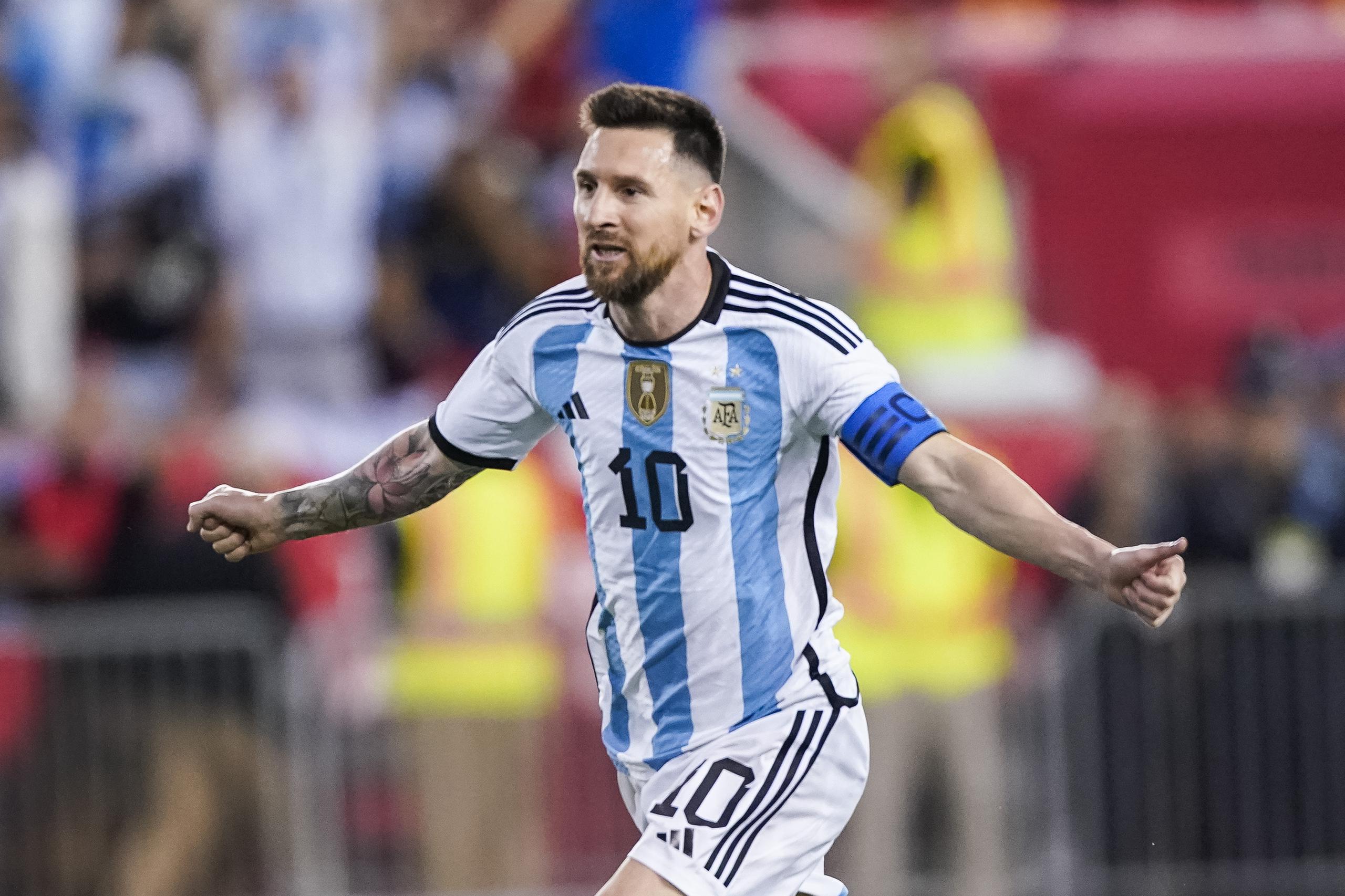 Lionel Messi celebra tras anotar un gol para Argentina en el partido amistoso ante Jamaica, el martes 27 de septiembre de 2022, en Harrison, Nueva Jersey. (AP Foto/Eduardo Muñoz Alvarez)