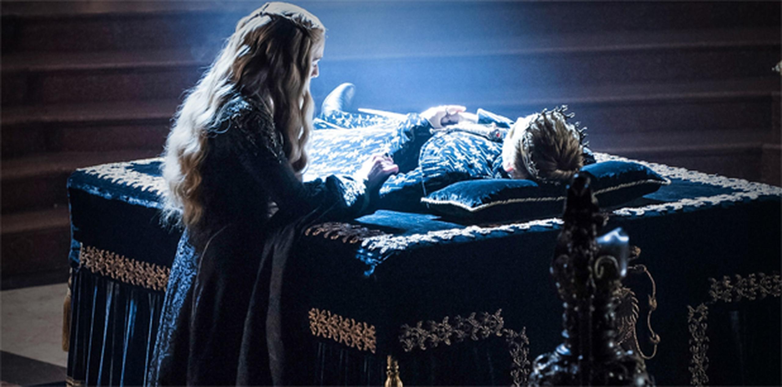 Cersei Lannister vela los restos de su hijo, el recién fenecido rey Joffrey, en el episodio de anoche de “Game of Thrones”.