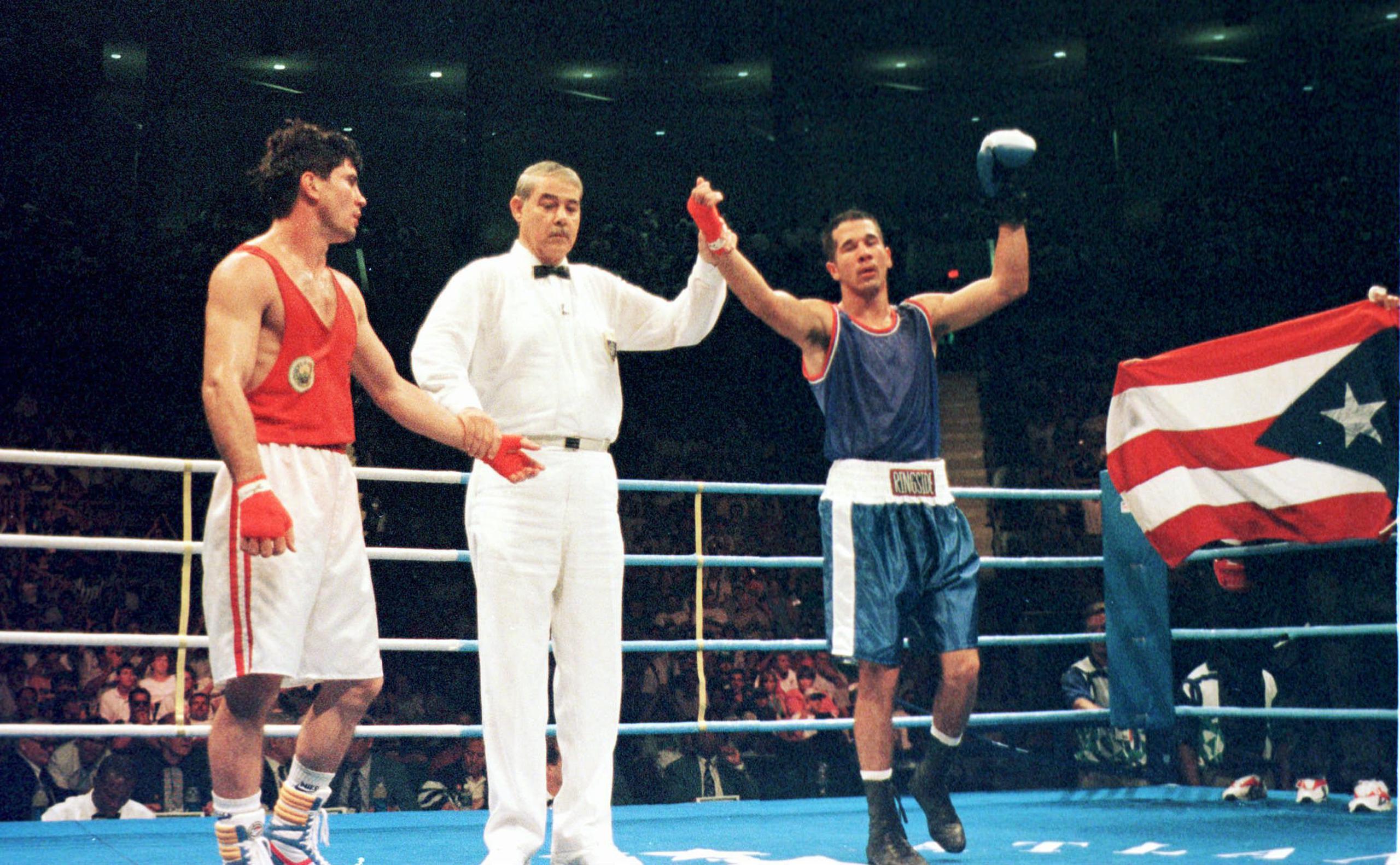 El boricua Daniel Santos cuando fue declarado vencedor sobre el uzbeco Nariman Atayev para asegurar medalla de bronce en Atlanta 1996.