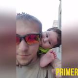 Gracioso momento entre bebé y la oreja de su tío