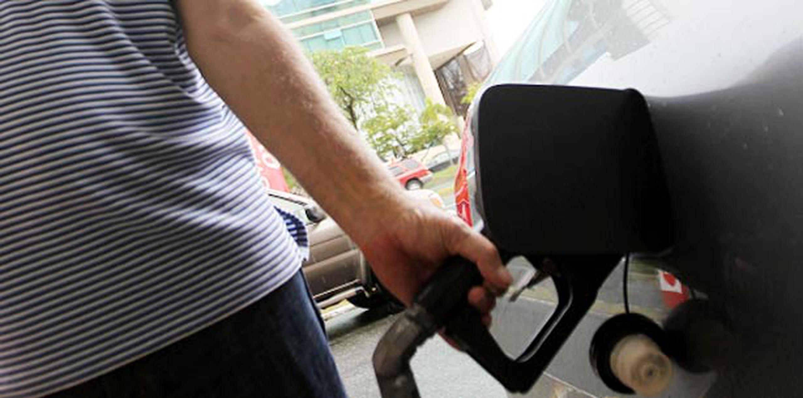 Los conductores puertorriqueños experimentaron un leve alivio en el costo de su gasolina durante el curso del presente mes. (Archivo)
