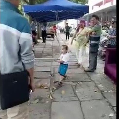 El infante que defendió a su abuela con un tubo
