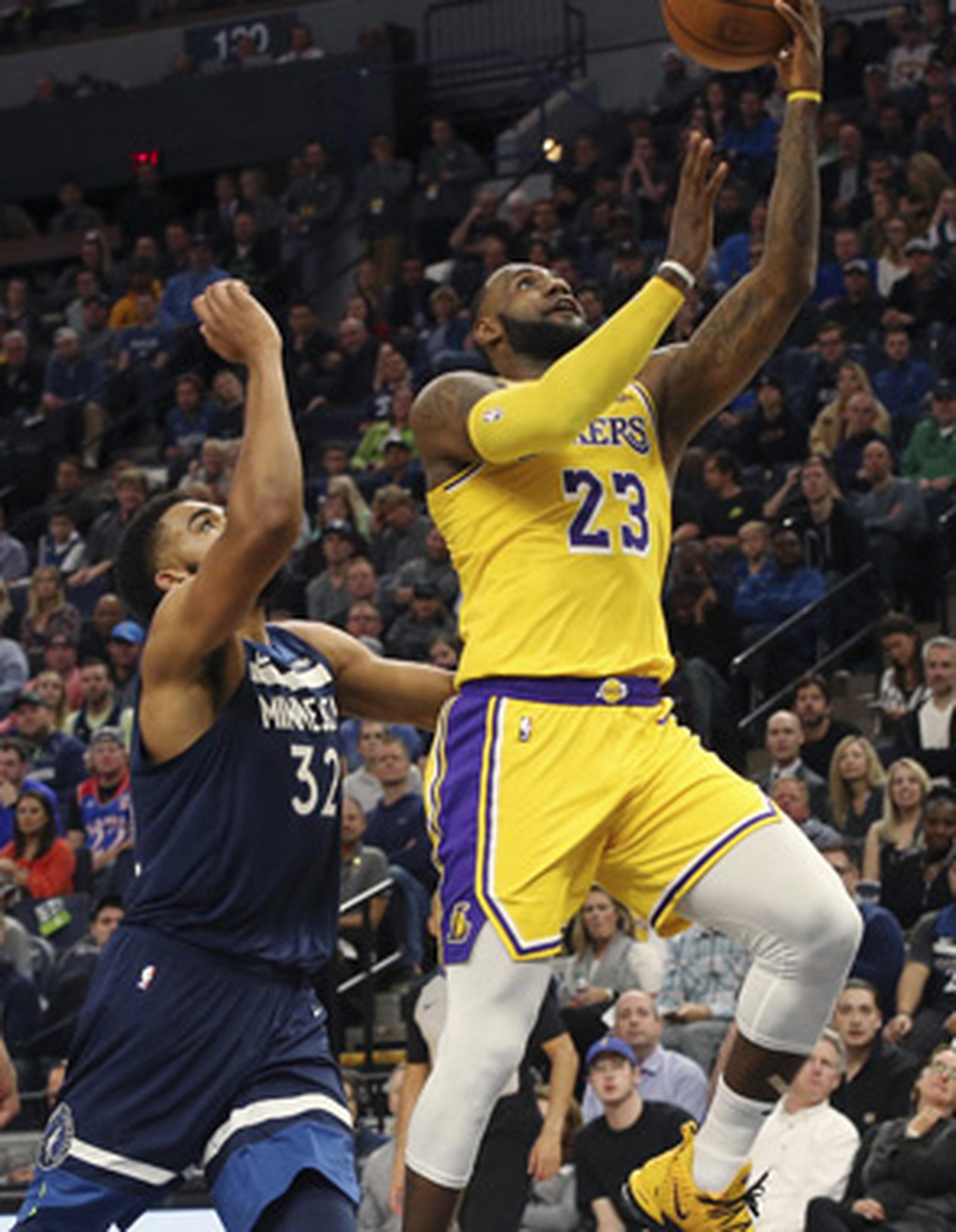 Las cosas no comenzaron como los Lakers anticipaban.  (AP)