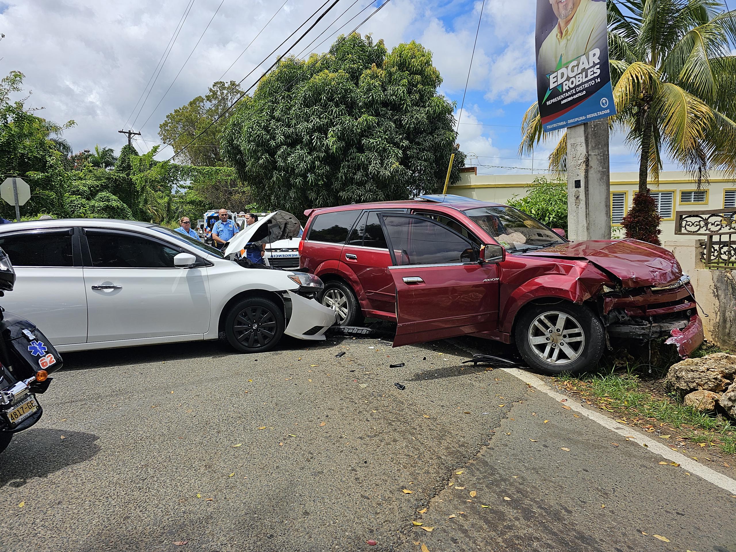 De la investigación inicial se desprende que el conductor de una guagua Isuzu color vino no se detuvo ante la señal de PARE, lo que provocó que fuera impactada por un auto Nissan Sentra color blanco.