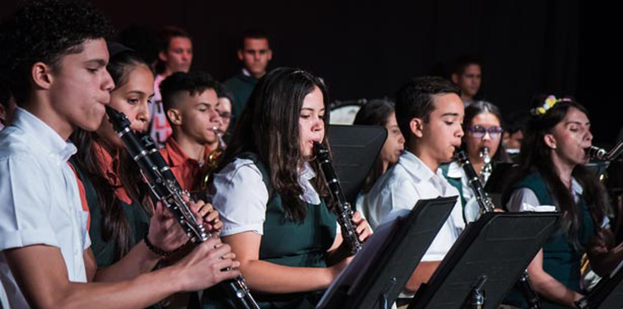 El director de la banda dijo que por ocho años, la escuela ha recibido instrumentos de parte de “Revive la Música”. (Suministrada)