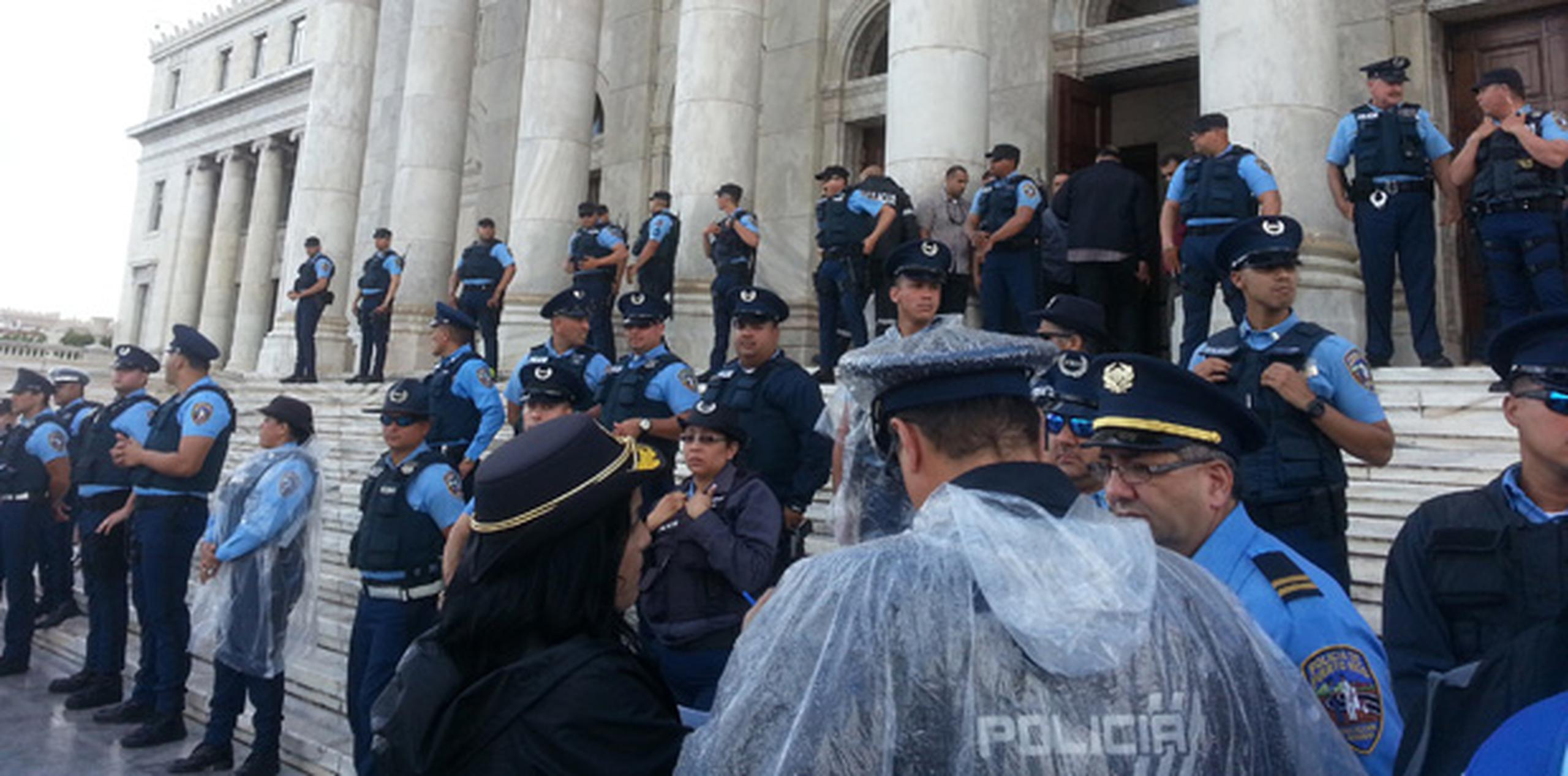 En el Capitolio la vigilancia policiaca hoy era sumamente estricta, con la presencia de más de 100 policías dentro de la Casa de las Leyes. (jose.madera@gfrmedia.com)