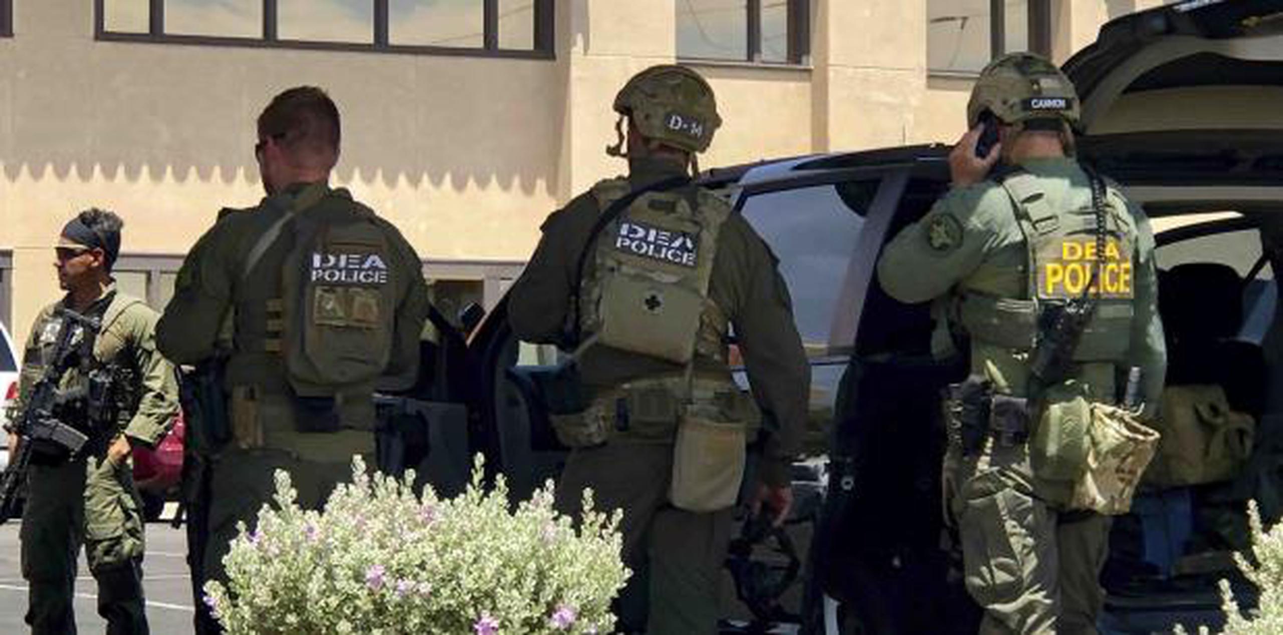La policía de El Paso tuiteó que los agentes estaban acudiendo a un tiroteo activo y le aconsejó a la gente que se aleje del área del centro comercial Cielo Vista Mall. (AP Photo/Rudy Gutierrez)