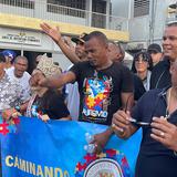 Tito Trinidad y otros boxeadores caminan en Guánica para crear conciencia sobre el autismo