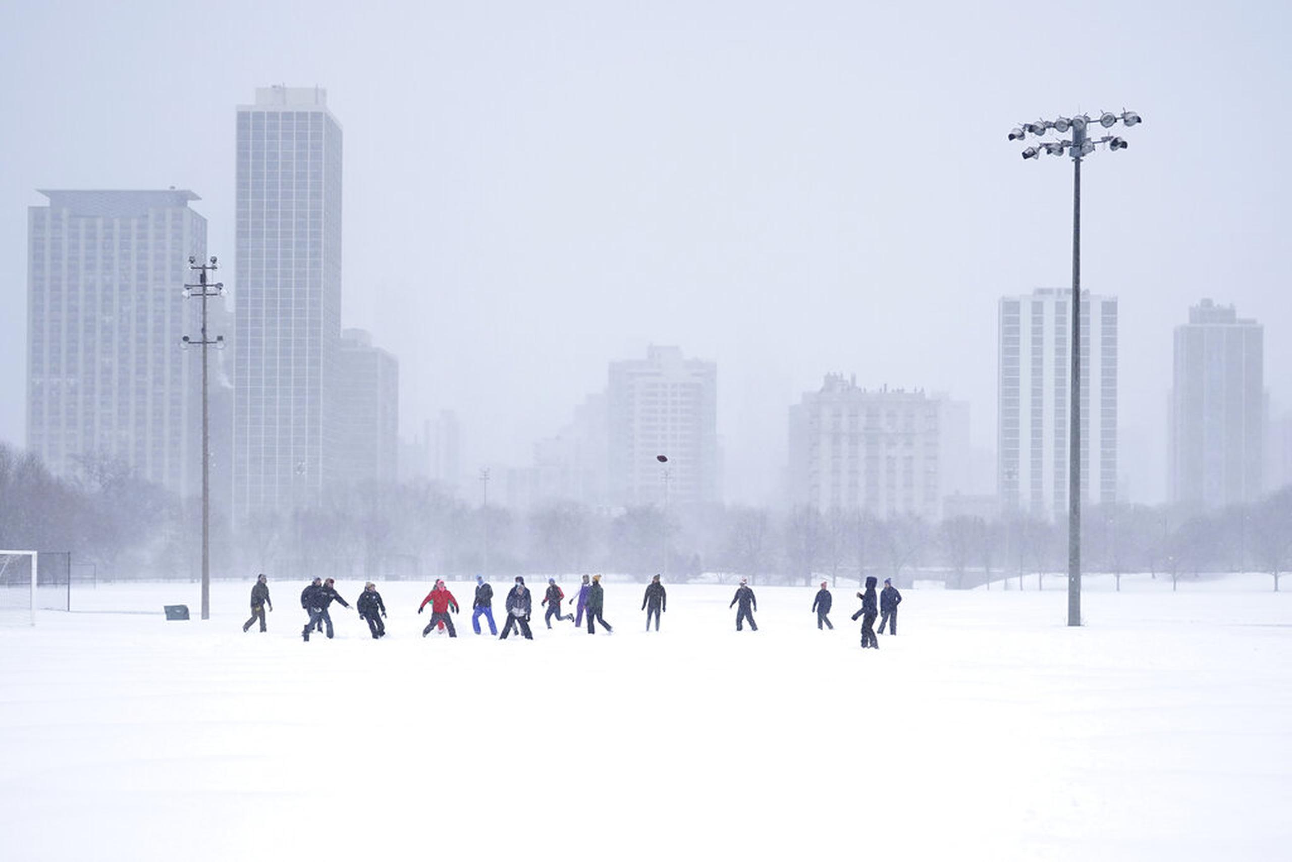 Hombres juegan fútbol en el Lincoln Park de Chicago el 2 de febrero de 2022.