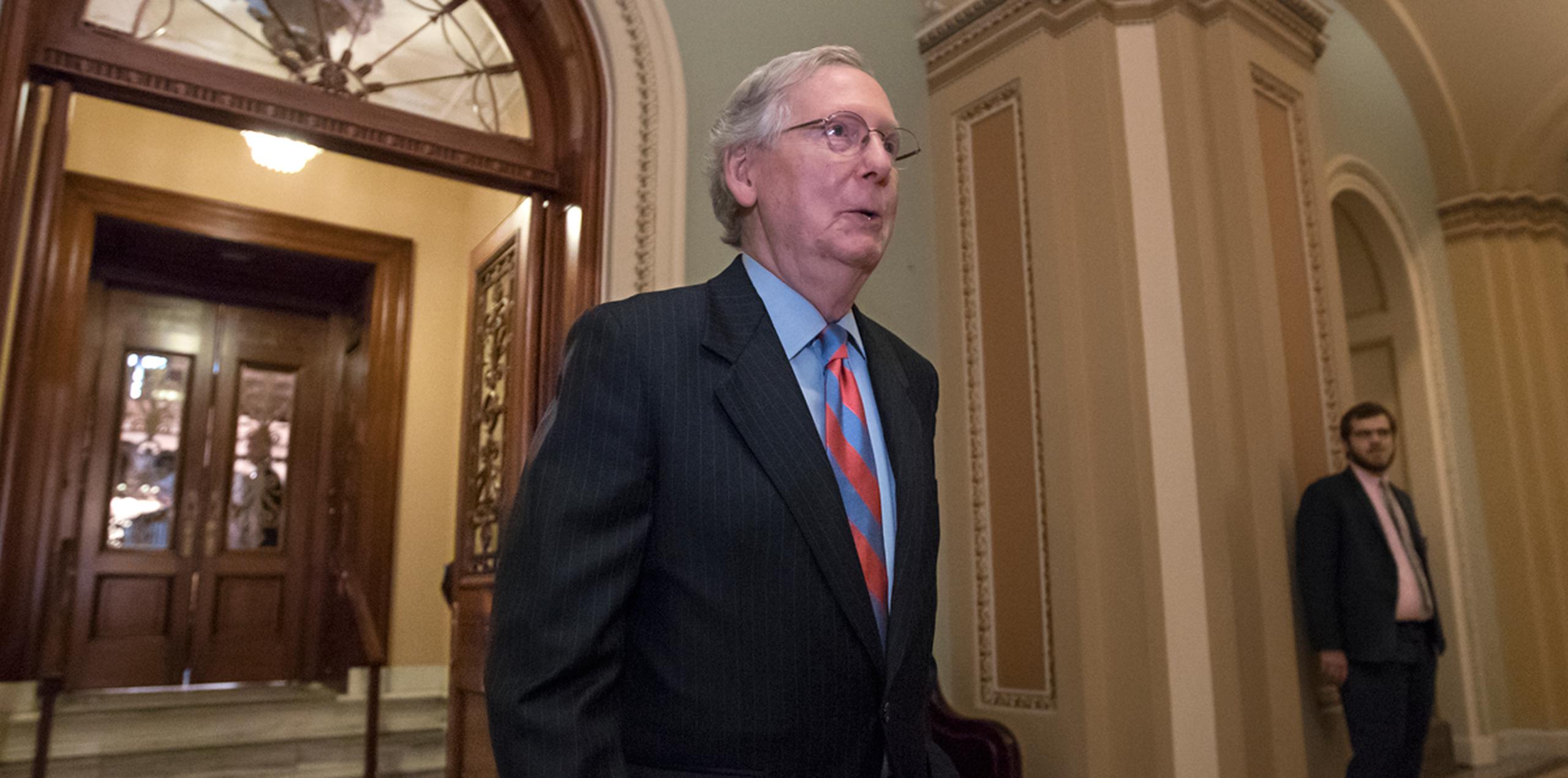 El líder de la mayoría, Mitch McConnell, dejó la norma sanitaria en suspenso y anunció que el Senado abordará a otra legislación la próxima semana. (AP)