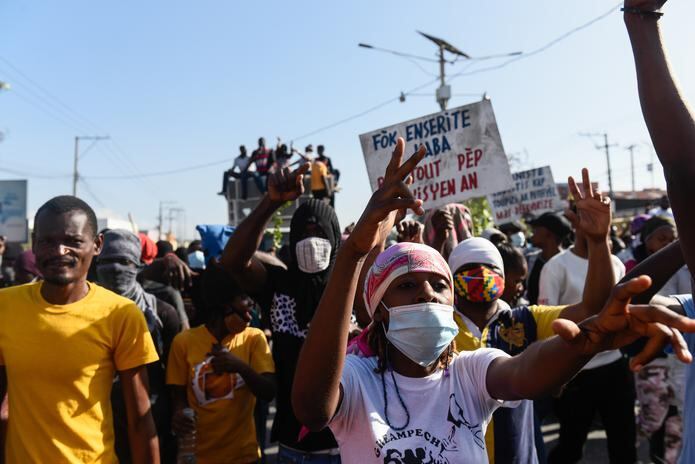 Fotografía de archivo de haitianos mientras protestan para exigir un aumento de salario en las cercanías del parque industrial SONAPI, el más importante de Puerto Príncipe (Haití). EFE/ Johnson Sabin
