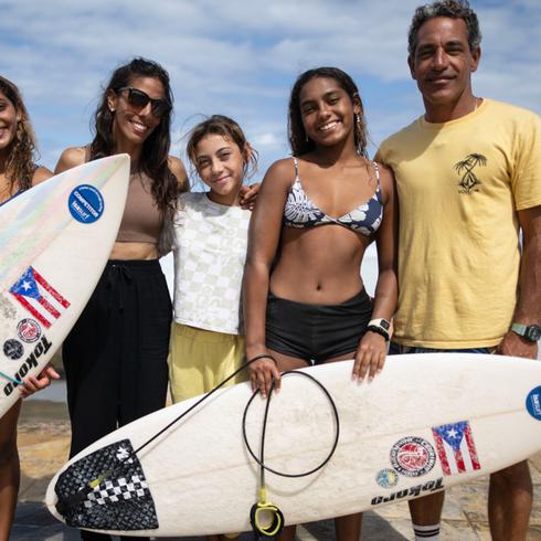 Familia unida por amor al surfing en Aguadilla