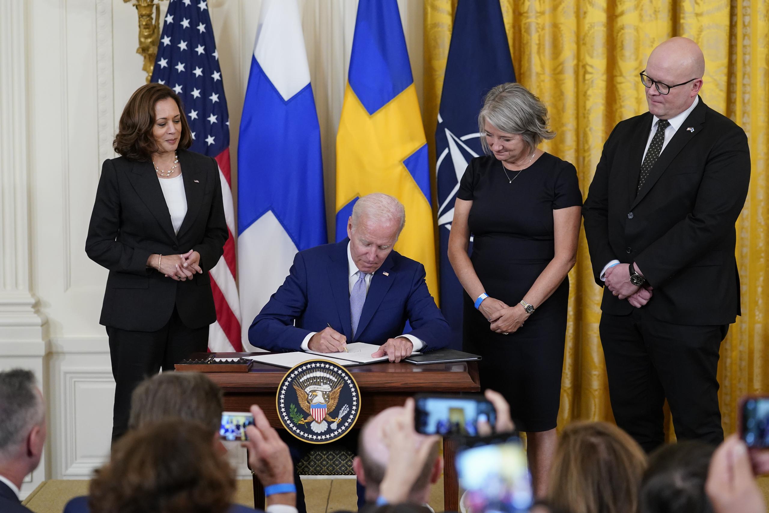 El presidente de Estados Unidos, Joe Biden, firma el documento de ratificación de los Protocolos de Adhesión al Tratado del Atlántico Norte (OTAN) para el Reino de Suecia en la Sala Este de la Casa Blanca.