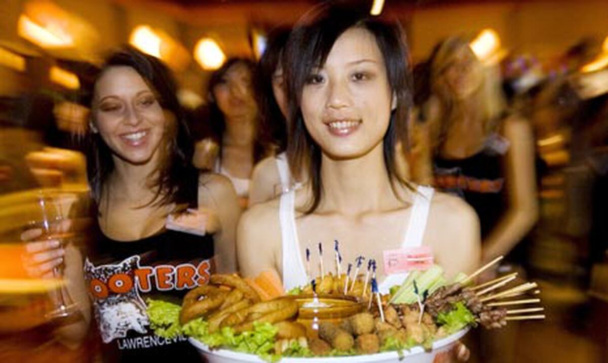 Consorcio Compra Cadena De Restaurantes Hooters Primera Hora