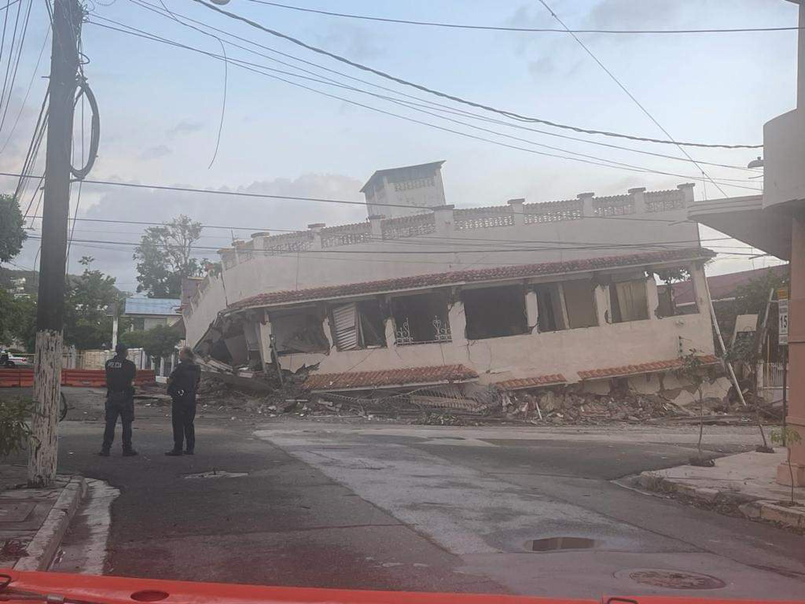 Colapso de edificio ubicado en la calle Torres, esquina con la calle Roosevelt, en Ponce.