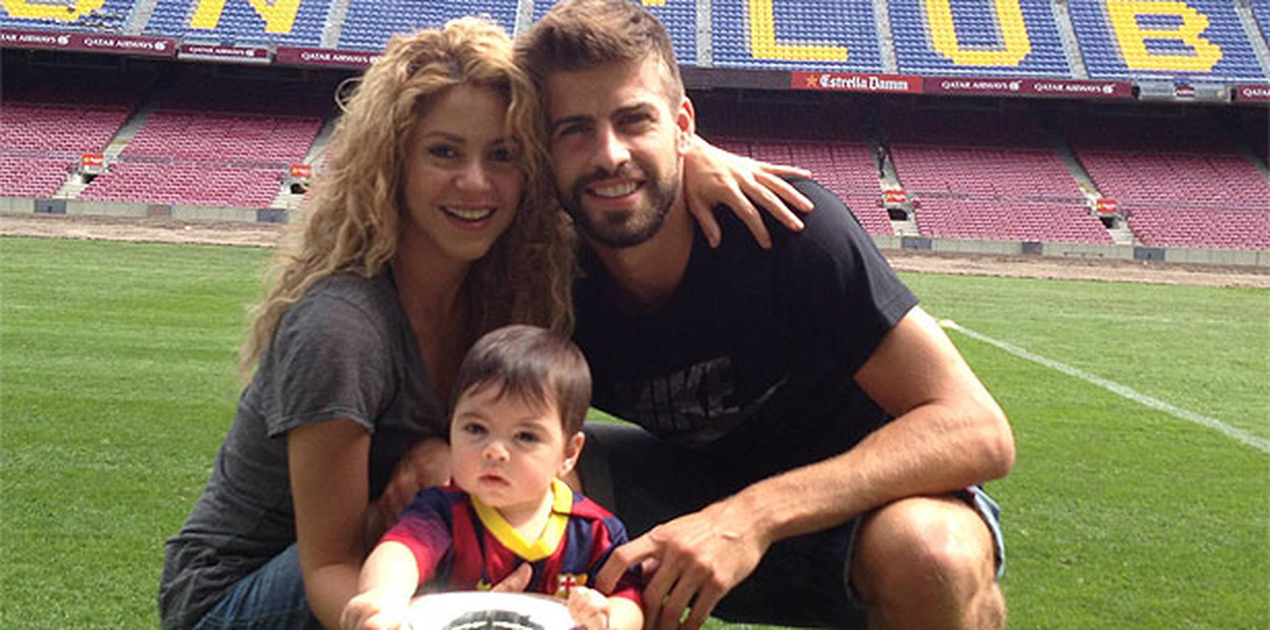 En las fotos está Milan, modelando con la copa Mundial, Shakira y Piqué. (Facebook)
