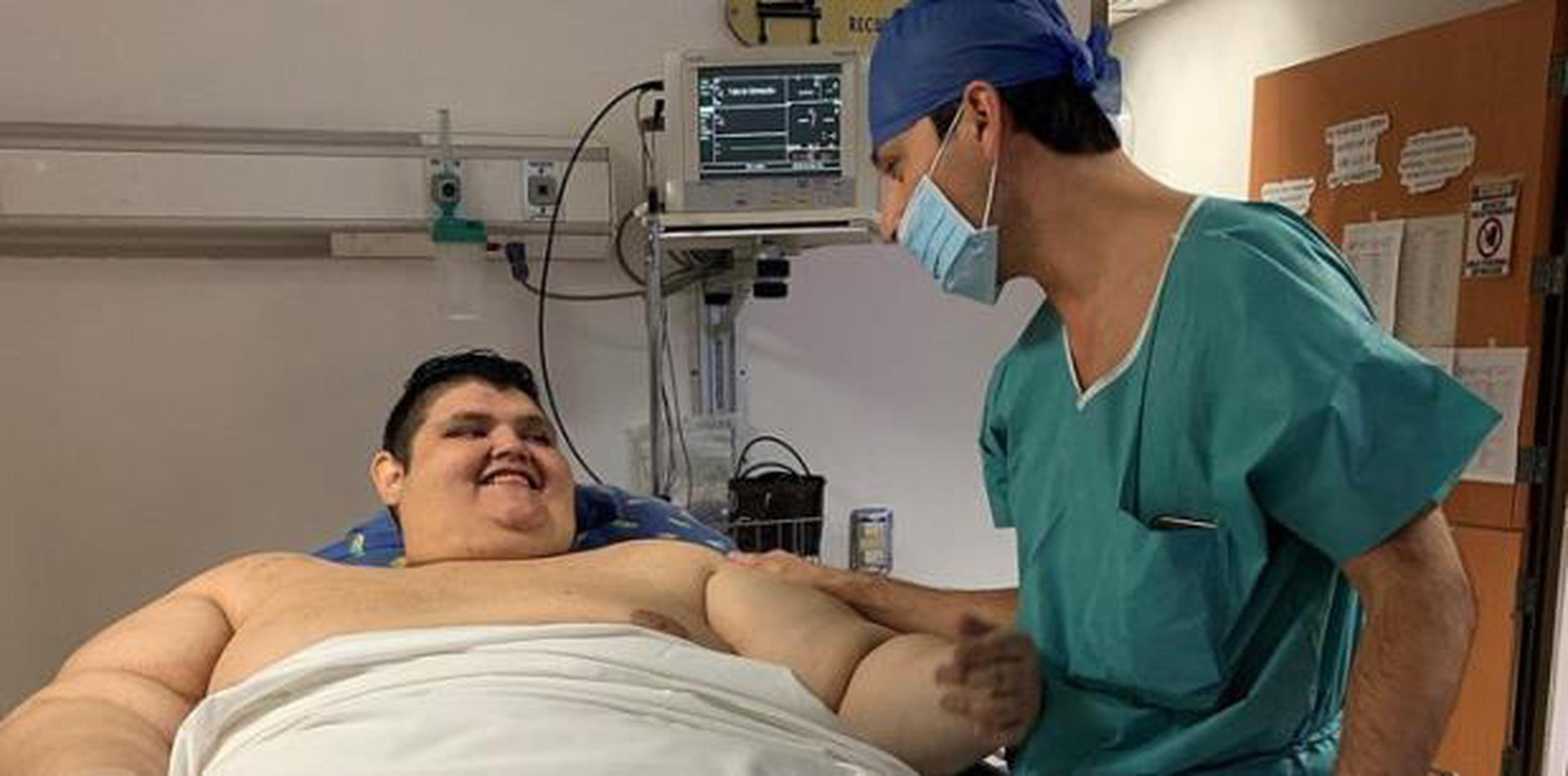Juan Pedro Franco, en esta foto reciente, podría regresar a su hogar cuando le practiquen la próxima operación, con la que debe perder otras 330 libras. (EFE)