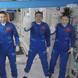 La nave Shenzhou-13 con sus tres astronautas se acopla a la estación espacial de China