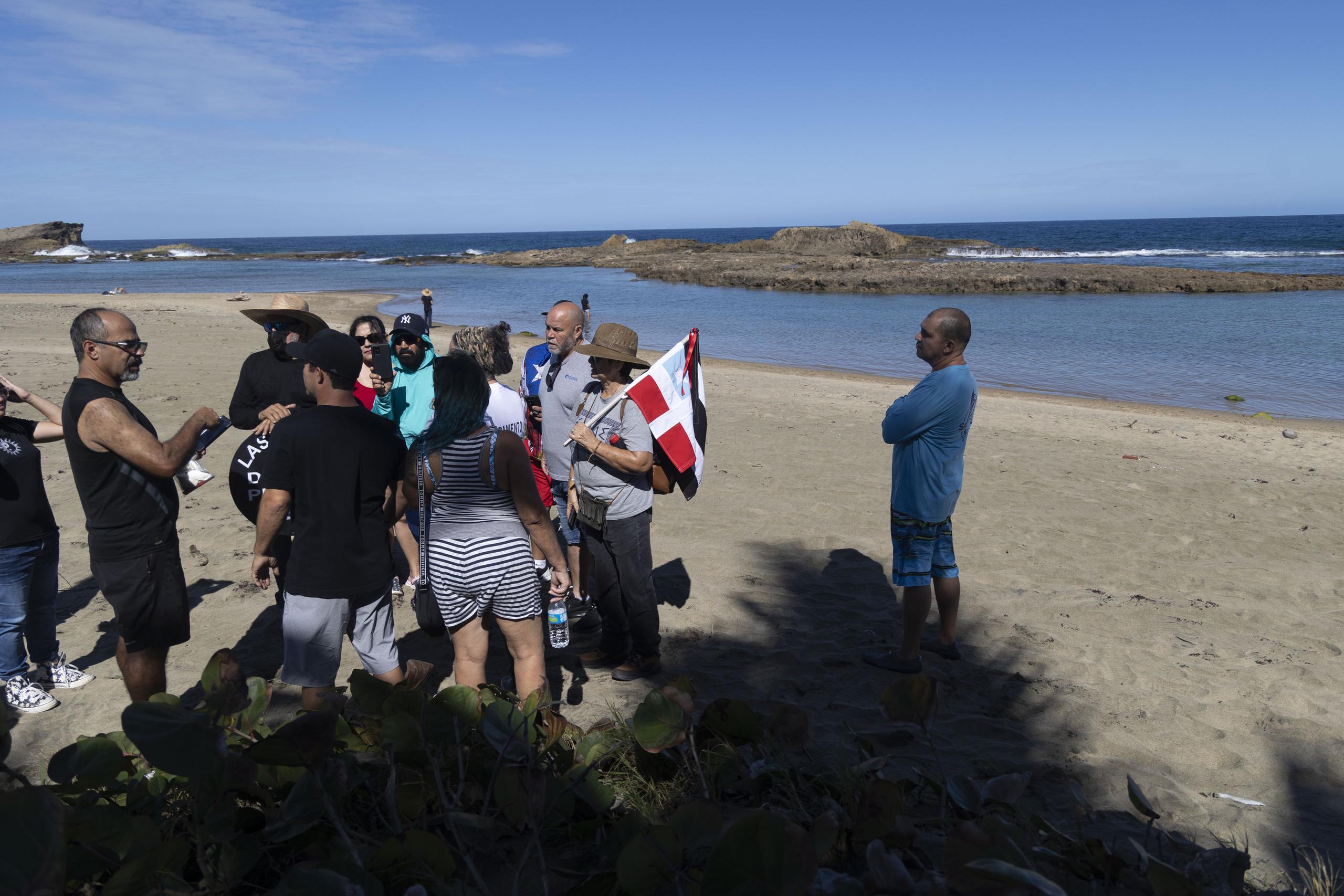 Decenas de personas llegaron este sábado a la playa Sardinera en Hatillo para exigir acceso público al mar.