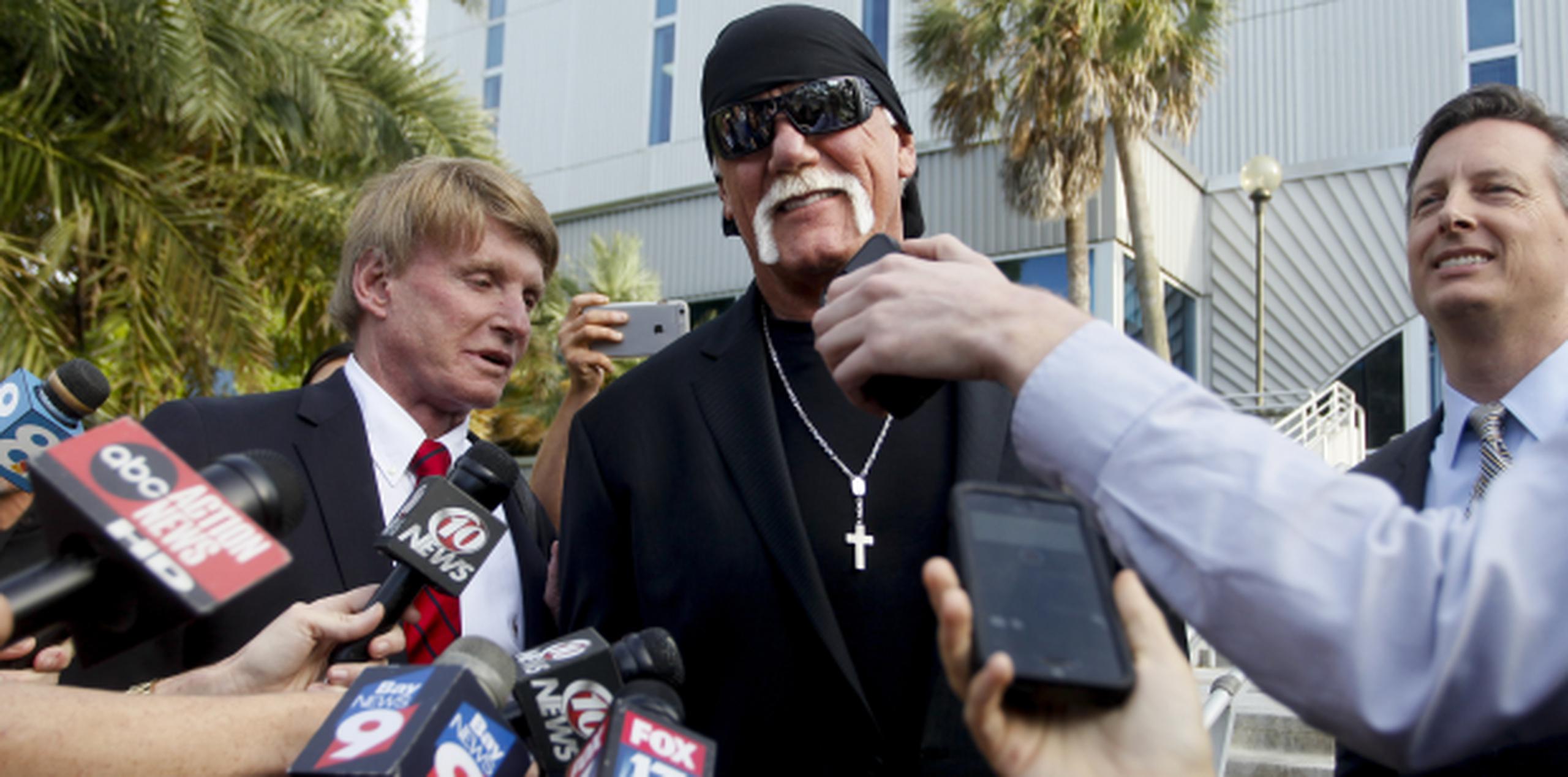 Un sonriente Hogan responde a preguntas de la prensa tras el veredicto adicional a su favor obtenido el lunes. (AP)
