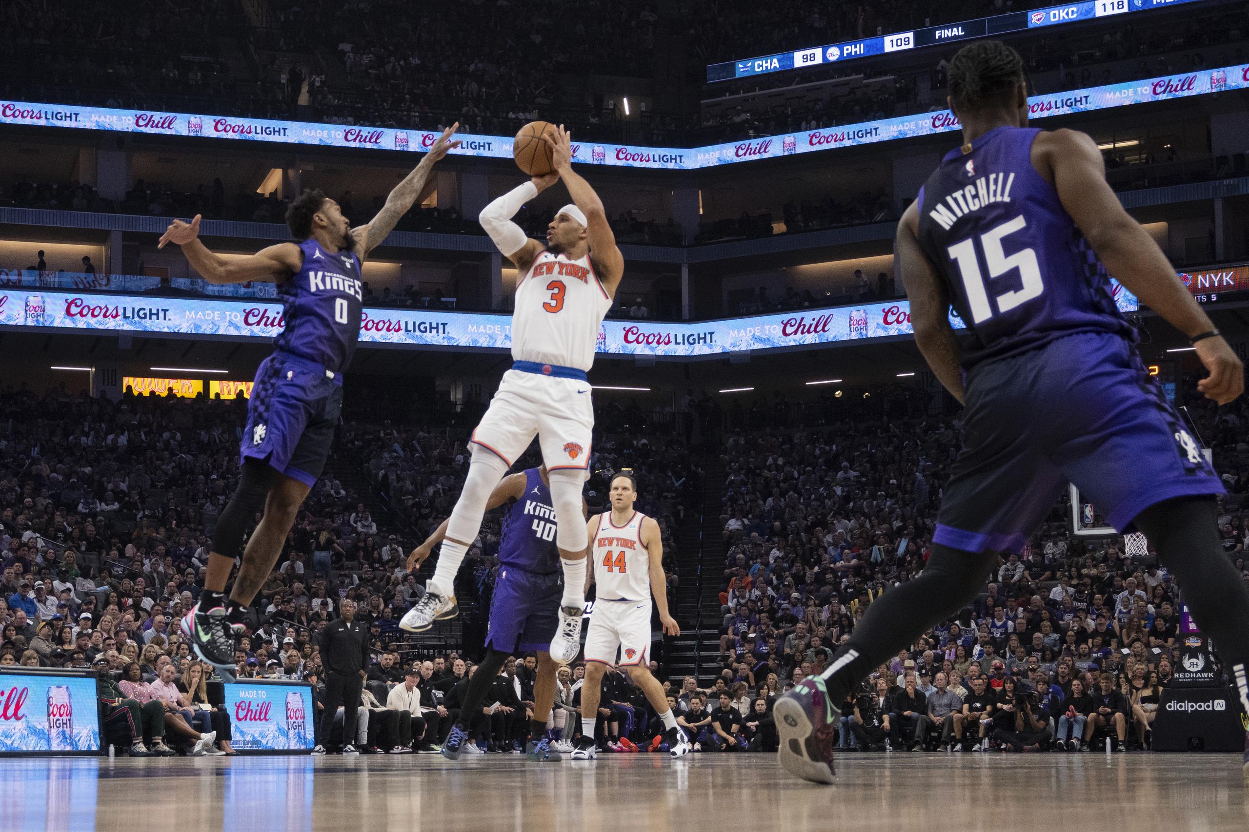 El base de los Knicks de Nueva York Josh Hart lanza el balón sobre el base de los Kings de Sacrament Malik Monk en el encuentro de la NBA del sábado 16 de marzo del 2024. (AP Foto/José Luis Villegas)